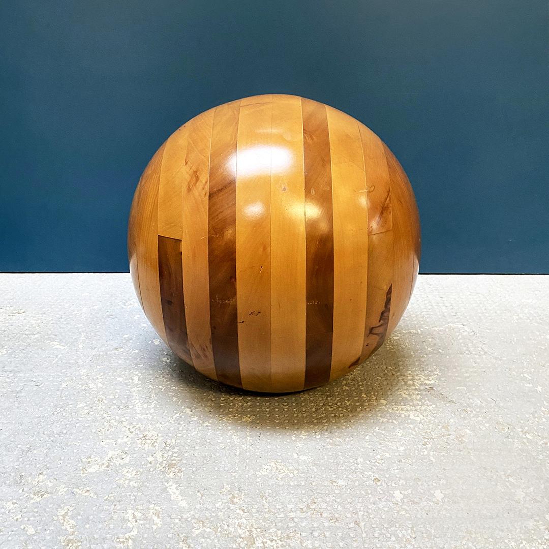 Italian Mid-Century Modern solid wood decorative sphere by Pino Pedano, 1960s
Solid wood decorative sphere with flat support base.

Excellent condition 

Measures: 31 x 28 H cm.
