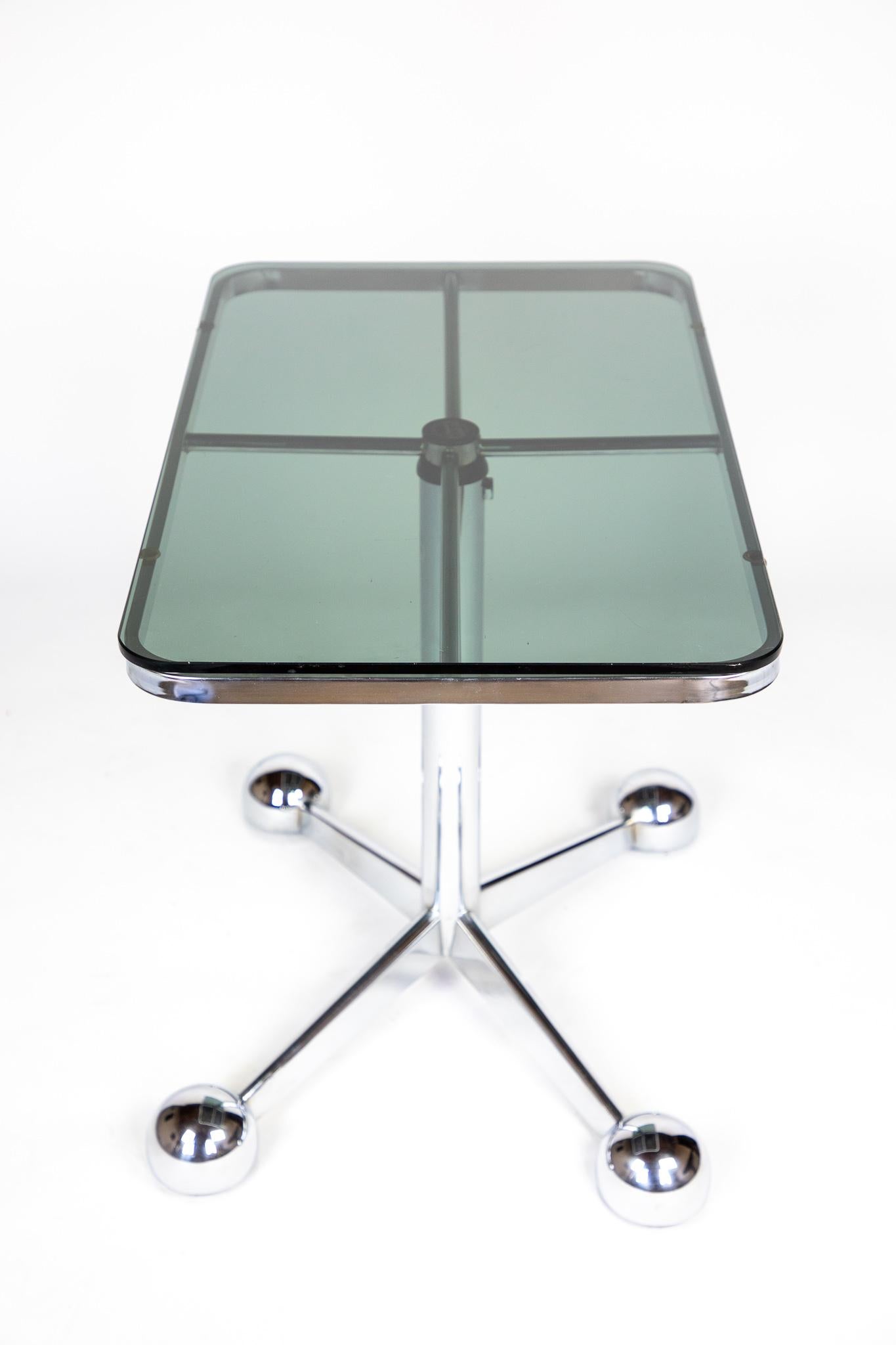 Mid Century Modern Side Table on Castors, Glass, Chrome plated, Italy, 1970s.

Extraordinary mid-century Space Age coffee table in chromed steel with a glass top and futuristic round feet on wheels from the early 1970s made by the manufacturer