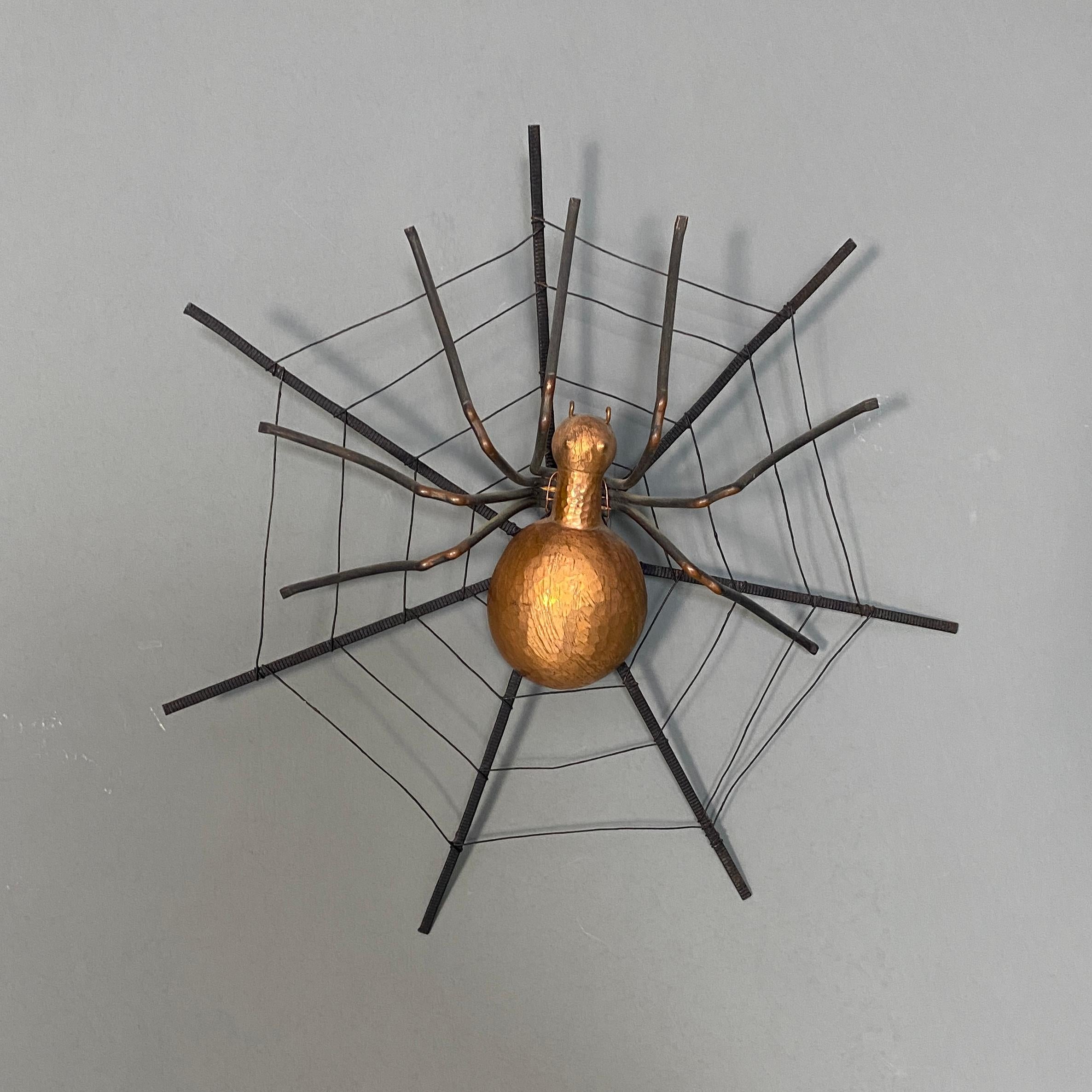 Spider-shaped wall decoration, 1960s
Spider-shaped wall decoration with metal legs and head, the body is in copper. The spider It can be used as a wall or table decoration.
1960s

Good conditions

The Measurements in cm 8x30x30h.

If you are