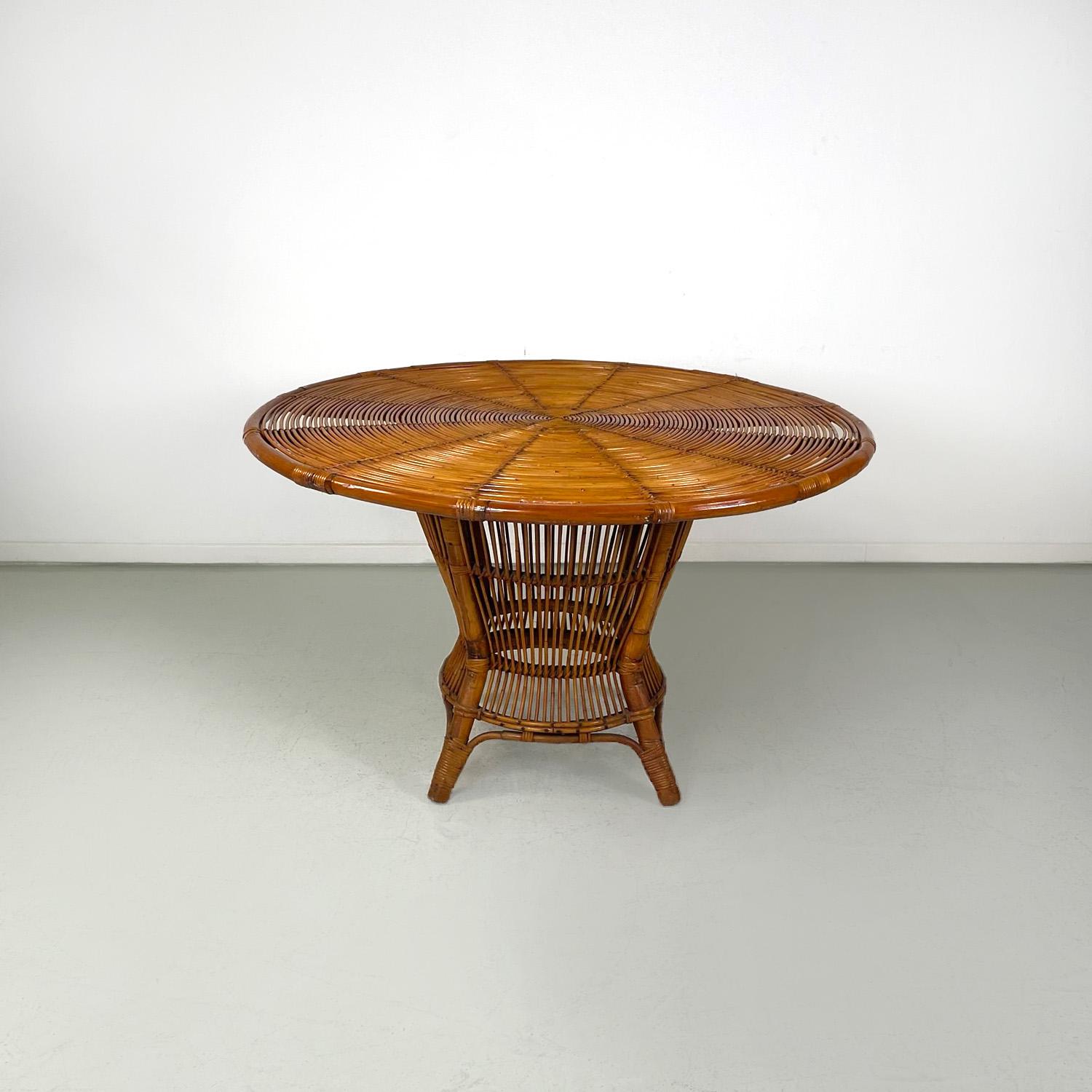Italian mid-century modern spiral rattan bamboo four legs dining table, 1960s
Circular dining table in rattan. The table has a round top made up of a spiral motif. The lower part is made up of four bamboo legs initially intertwined to form a