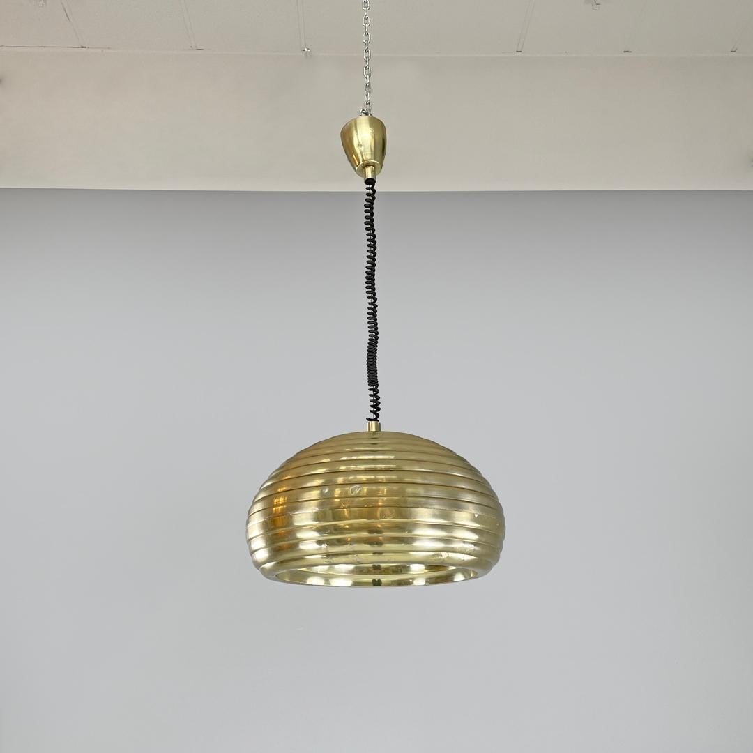 Lampada da soffitto Splugen Brau, italiana, della metà del secolo scorso Castiglioni per Flos, 1960
Lampada da soffitto mod. Splugen Brau con base rotonda. Il paralume tornito è a forma di cupola in metallo con finitura dorata, il cavo è una molla