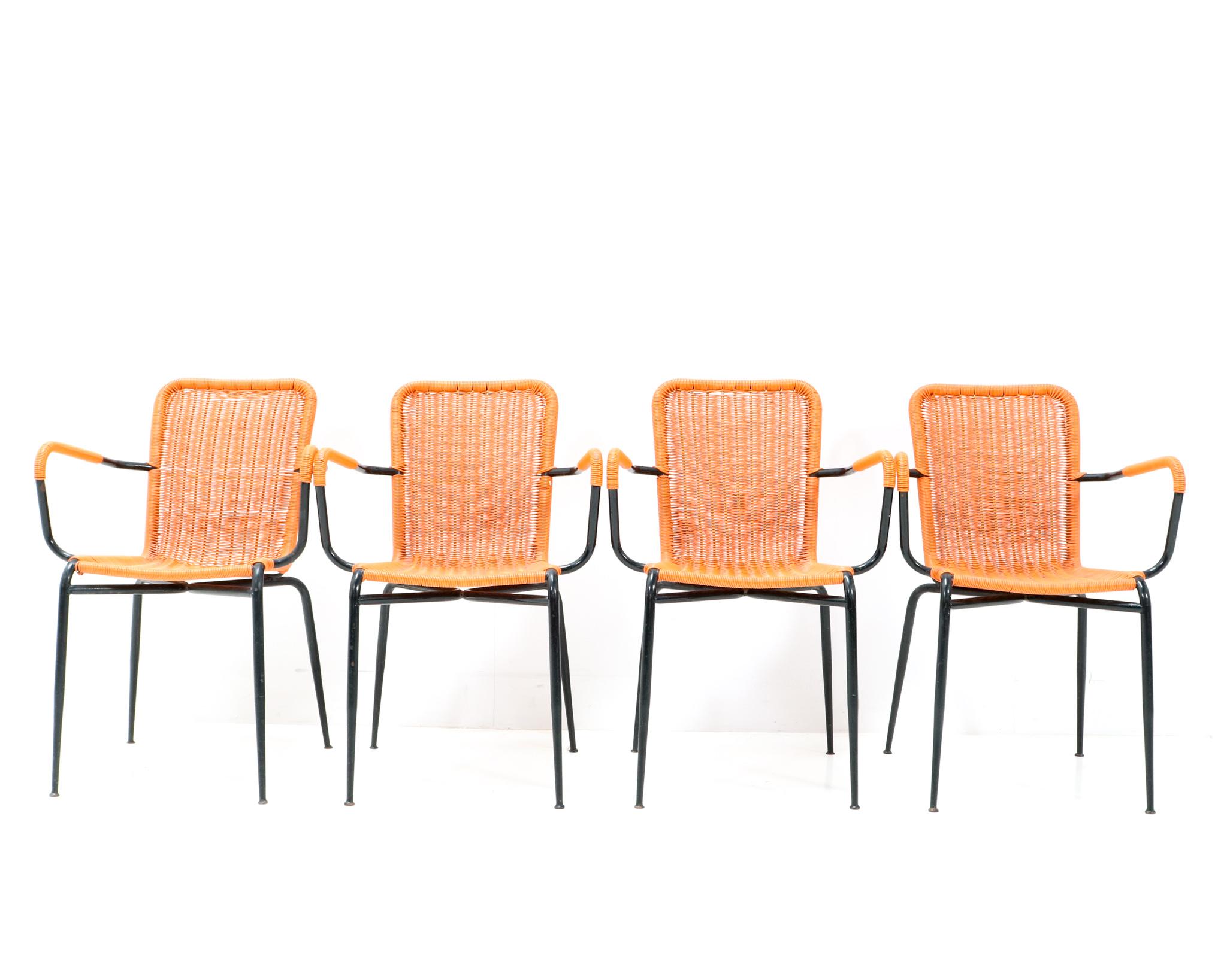 Superbe ensemble de quatre fauteuils d'extérieur de style Mid-Century Modern.
Un design italien saisissant des années 1960.
Les cadres d'origine en métal laqué noir, les sièges et les accoudoirs sont rembourrés en cuir
tissu original en plastique