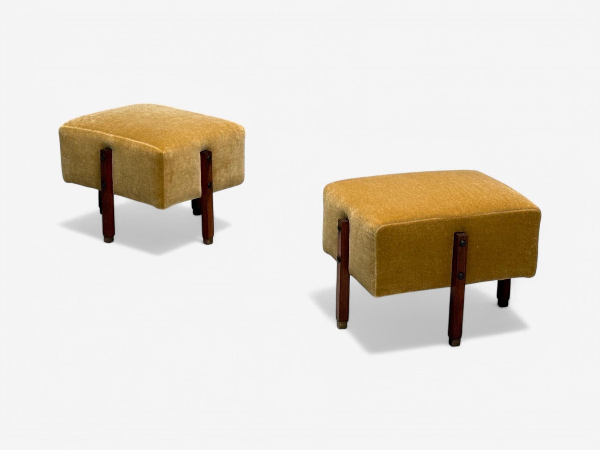 Italienische Mid-Century-Modern-Ottomanen aus gebeiztem Holz, Kamel-Mohair, Ottomane, Italien, 1960er Jahre im Angebot 4