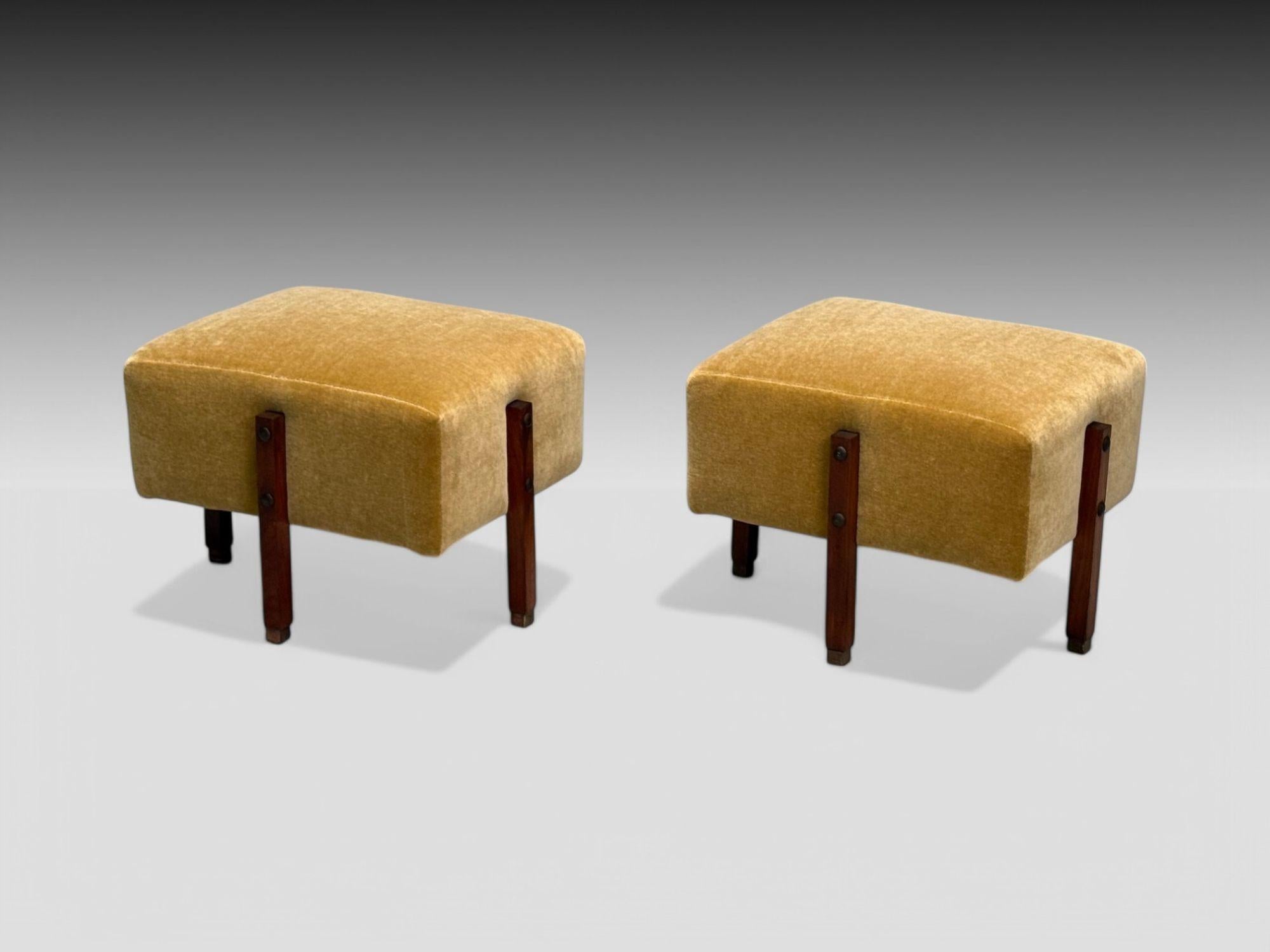 Italienische Mitte-Jahrhundert-Moderne, gebeiztes Holz, Kamel Mohair, Fußhocker oder Ottomane, Italien, 1960er

Paar rechteckige Hocker oder Fußstützen, entworfen und hergestellt in Italien um 1960. Jedes Exemplar wurde neu mit hochwertigem