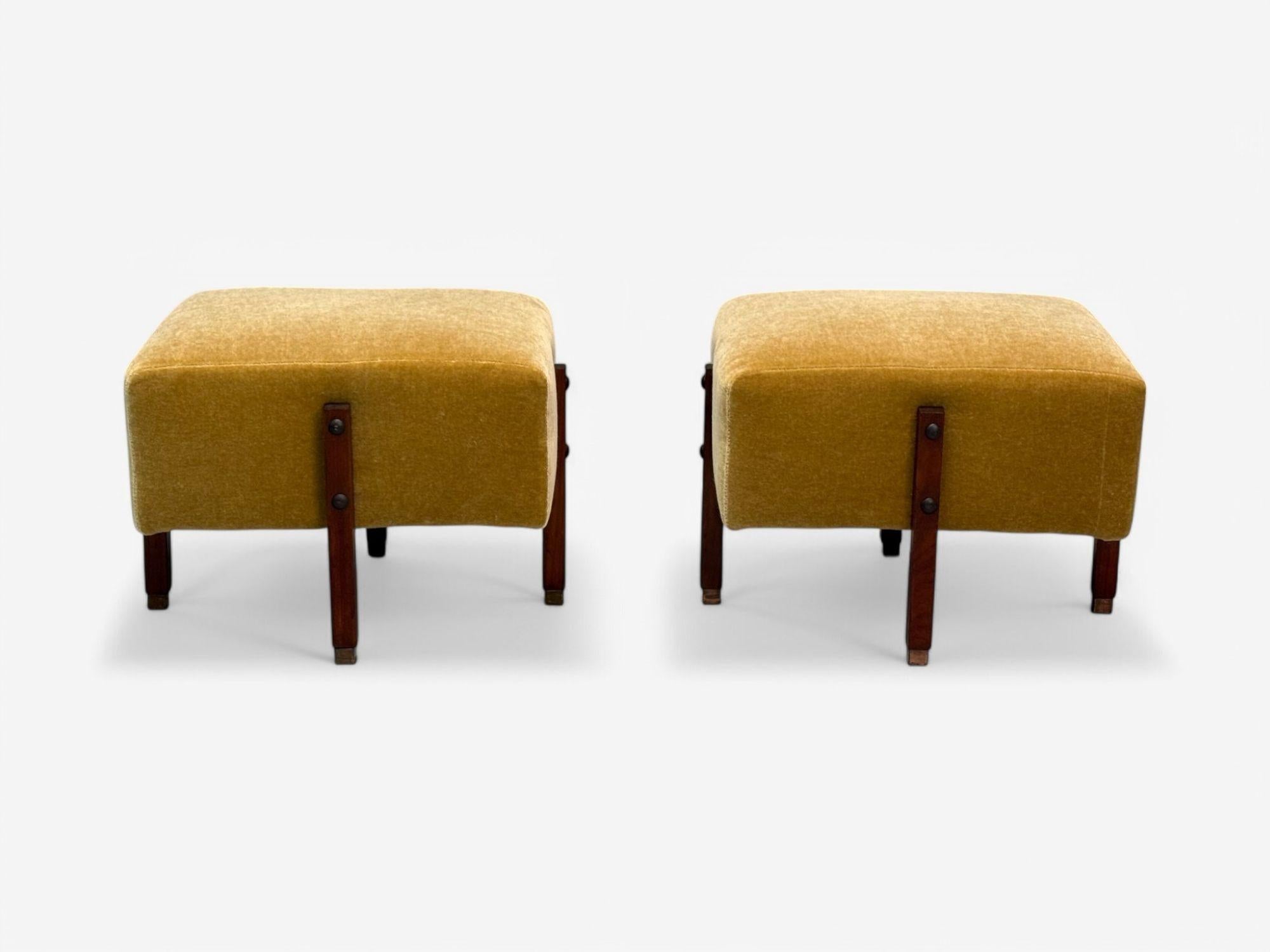 Italienische Mid-Century-Modern-Ottomanen aus gebeiztem Holz, Kamel-Mohair, Ottomane, Italien, 1960er Jahre (Moderne der Mitte des Jahrhunderts) im Angebot