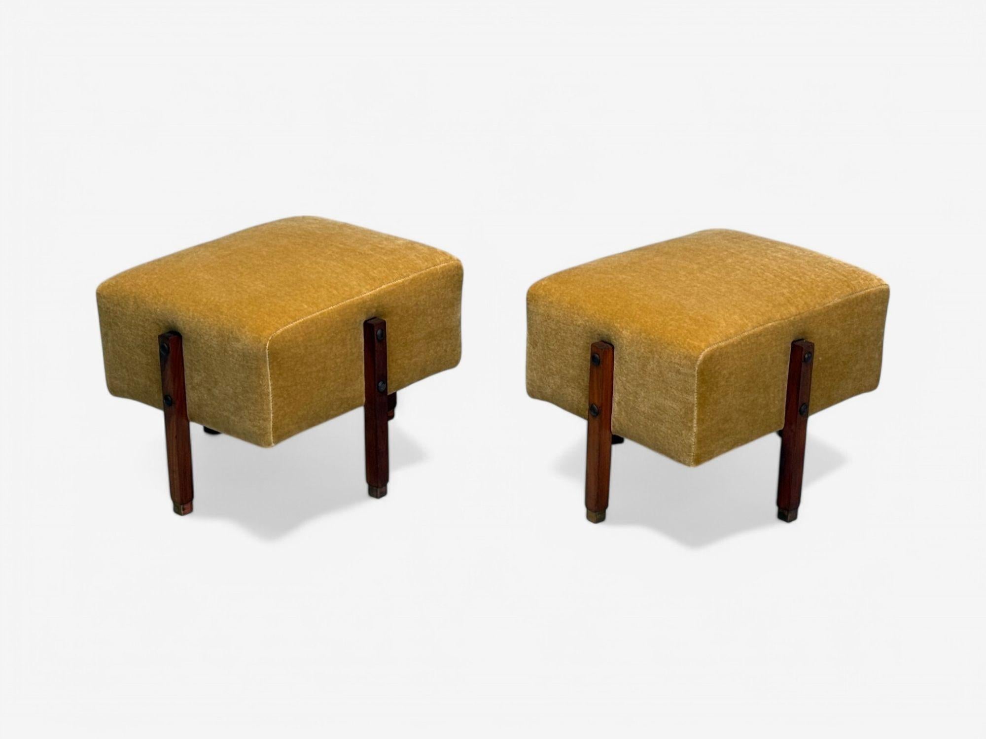 Italienische Mid-Century-Modern-Ottomanen aus gebeiztem Holz, Kamel-Mohair, Ottomane, Italien, 1960er Jahre im Zustand „Gut“ im Angebot in Manhasset, NY