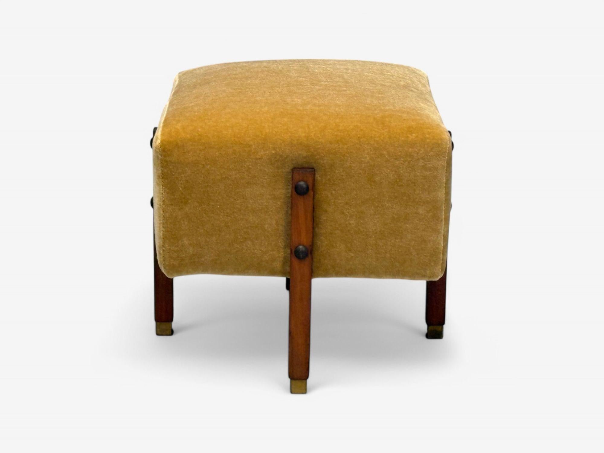 Italienische Mid-Century-Modern-Ottomanen aus gebeiztem Holz, Kamel-Mohair, Ottomane, Italien, 1960er Jahre (Mitte des 20. Jahrhunderts) im Angebot