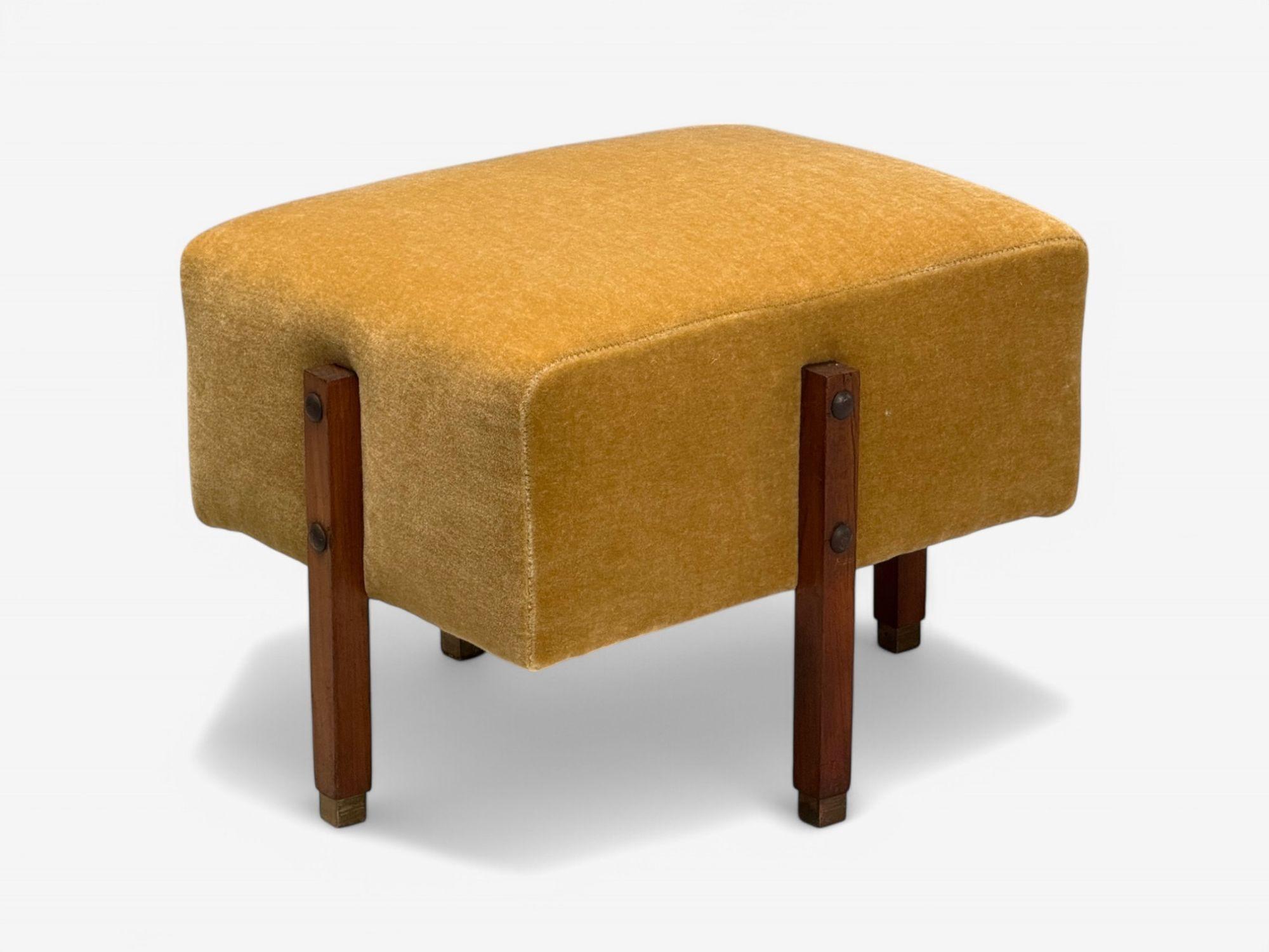 Italienische Mid-Century-Modern-Ottomanen aus gebeiztem Holz, Kamel-Mohair, Ottomane, Italien, 1960er Jahre (Mohairwolle) im Angebot