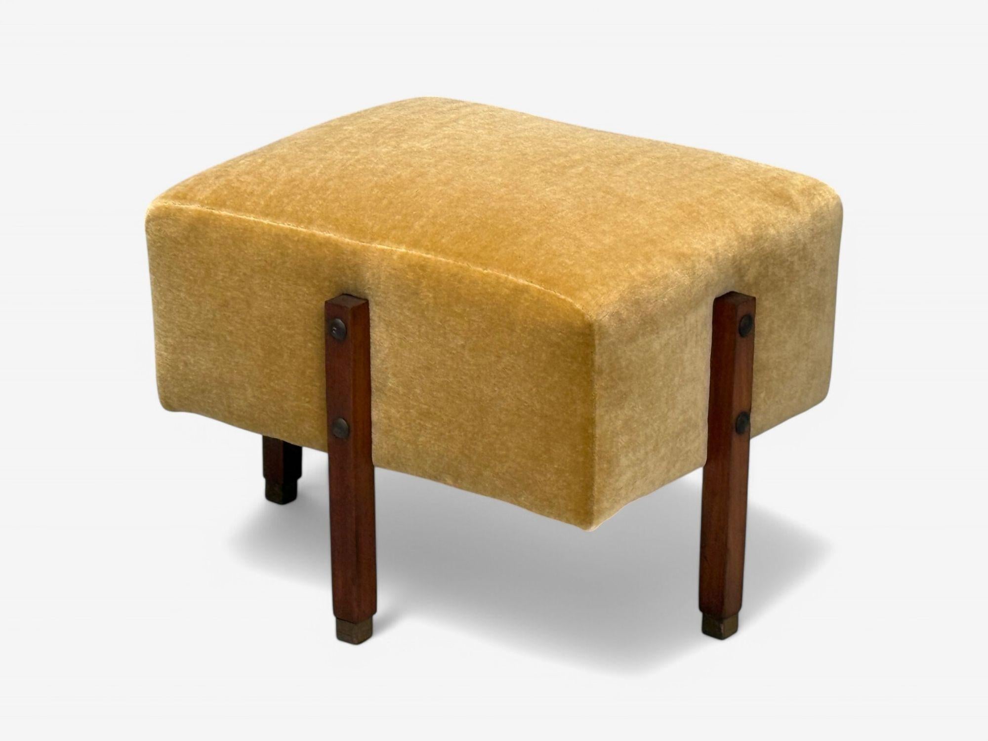 Italienische Mid-Century-Modern-Ottomanen aus gebeiztem Holz, Kamel-Mohair, Ottomane, Italien, 1960er Jahre im Angebot 2