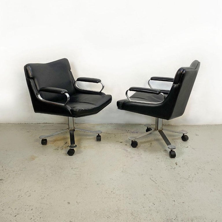 Italian Mid-Century Modern steel and black leather office armchars, 1970s
Office chairs with armrests with padded structure covered in its original black leather. Steel base with four spokes on wheels and armrests in curved steel with support part