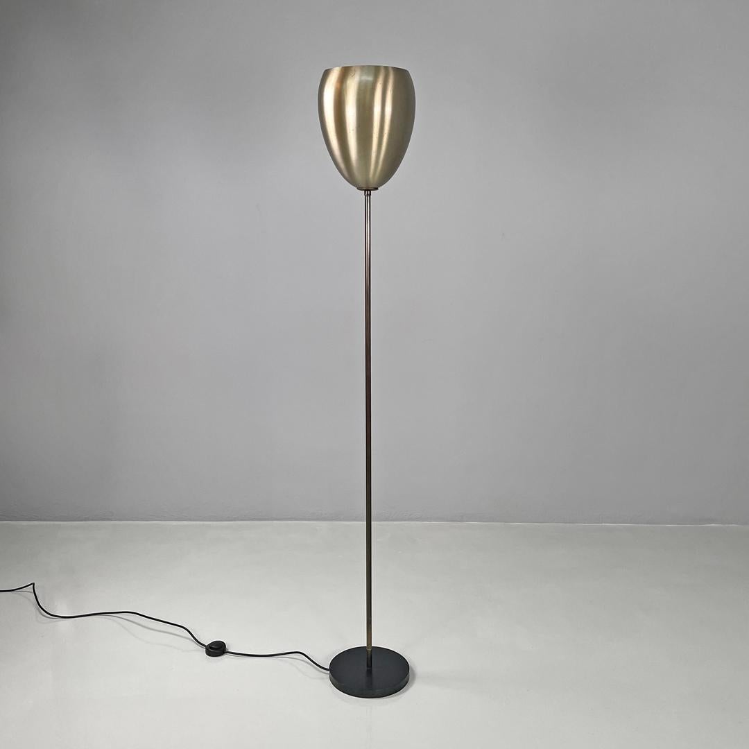 Italian mid-century modern steel floor lamp with black round base, 1950s
Floor lamp with round steel base. The lampshade is in the shape of an inverted dome, the stem has a circular section and both have a color that tends toward a warm tone. The