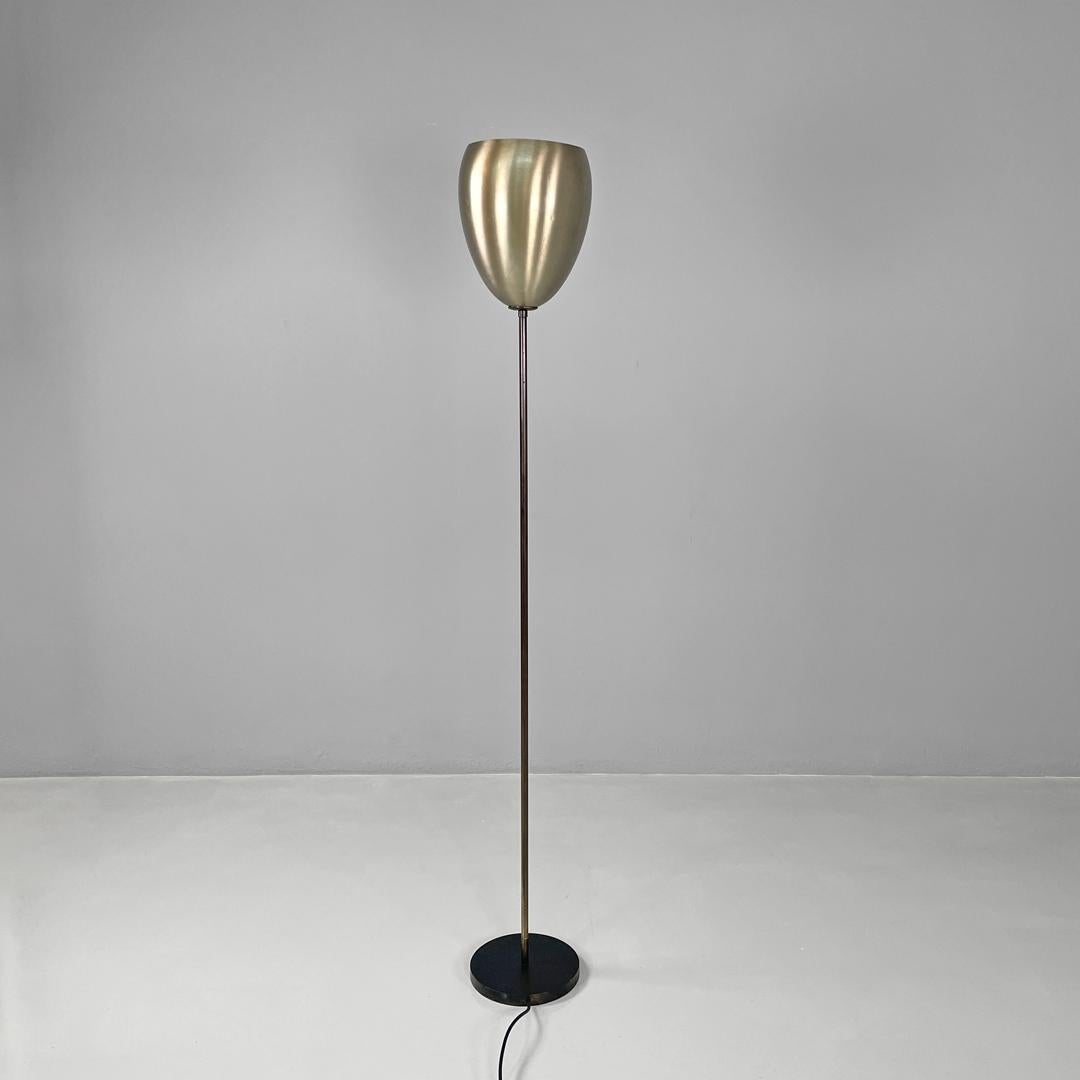 Italian mid-century modern steel floor lamp with black round base, 1950s In Good Condition For Sale In MIlano, IT