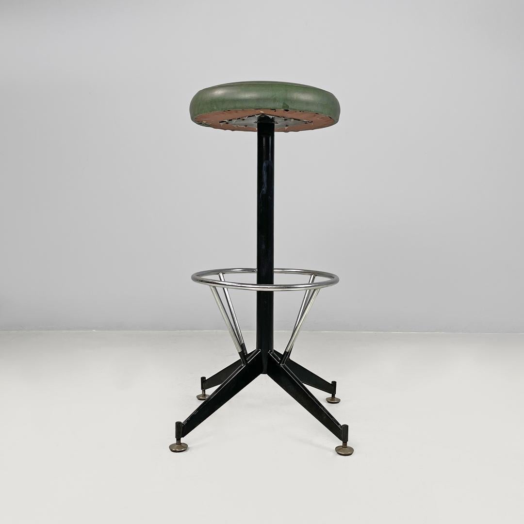Italian mid-century modern stool in green faux leather and black metal, 1960s
Bar stool with round seat covered in green faux leather. The black painted structure has a central stem with a round section that branches into four spokes, with