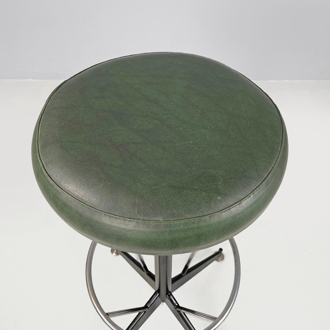 Italian mid-century modern stool in green faux leather and black metal, 1960s In Good Condition For Sale In MIlano, IT