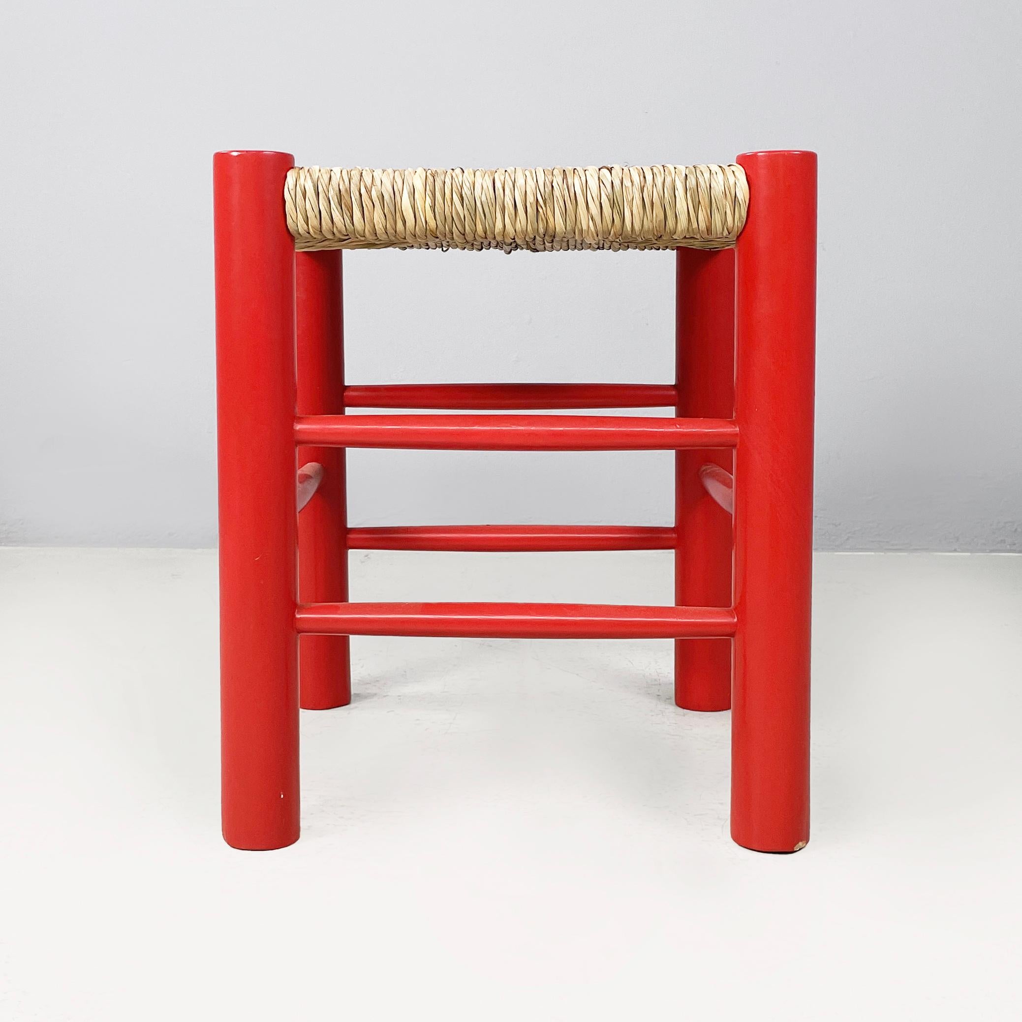 Italienischer Hocker aus der Mitte des Jahrhunderts aus rotem Holz und Stroh, 1970er Jahre
Hocker mit quadratischem Sitz aus geflochtenem Stroh. Die Struktur und die Beine mit rundem Querschnitt sind aus rot lackiertem Holz.
1970s.
Guter Zustand.