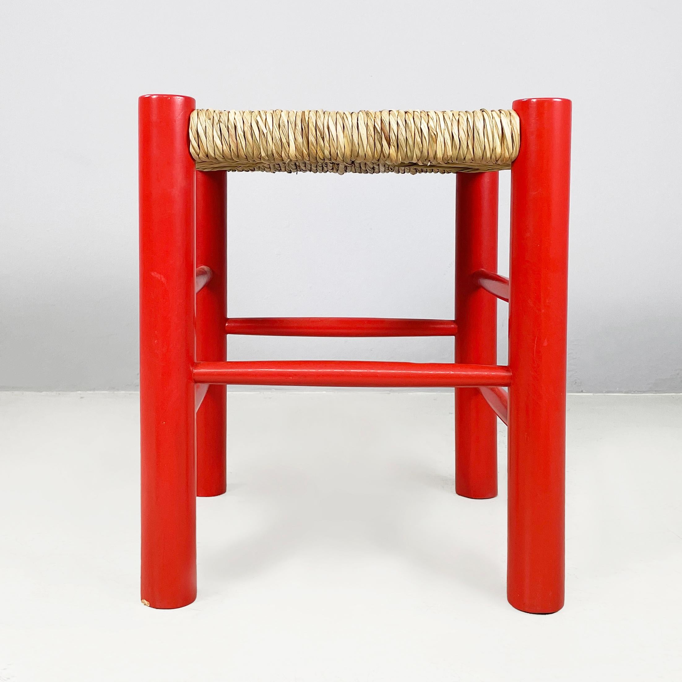 Italienischer Hocker aus der Mitte des Jahrhunderts aus rotem Holz und Stroh, 1970er Jahre (Moderne der Mitte des Jahrhunderts) im Angebot