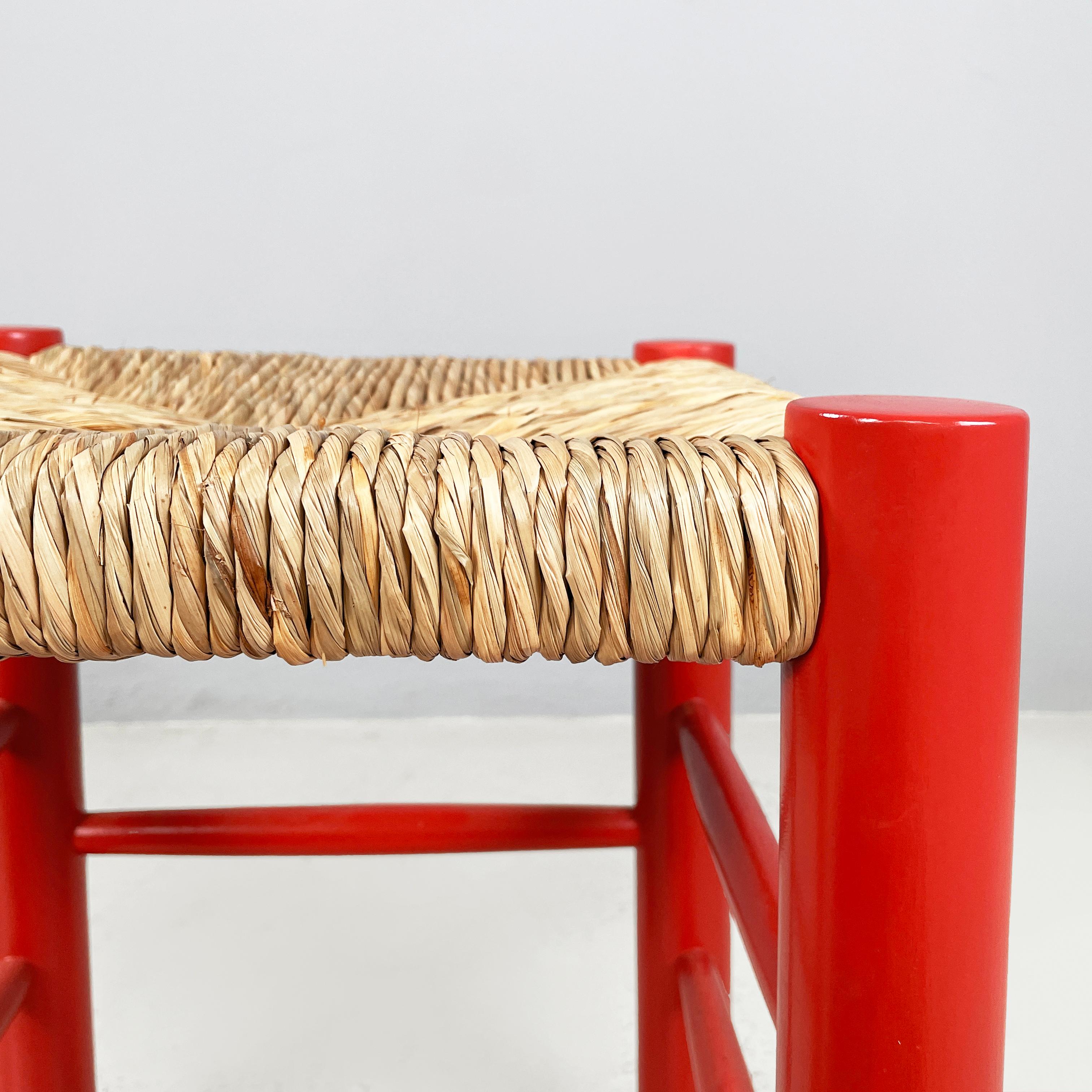 Italienischer Hocker aus der Mitte des Jahrhunderts aus rotem Holz und Stroh, 1970er Jahre (Ende des 20. Jahrhunderts) im Angebot
