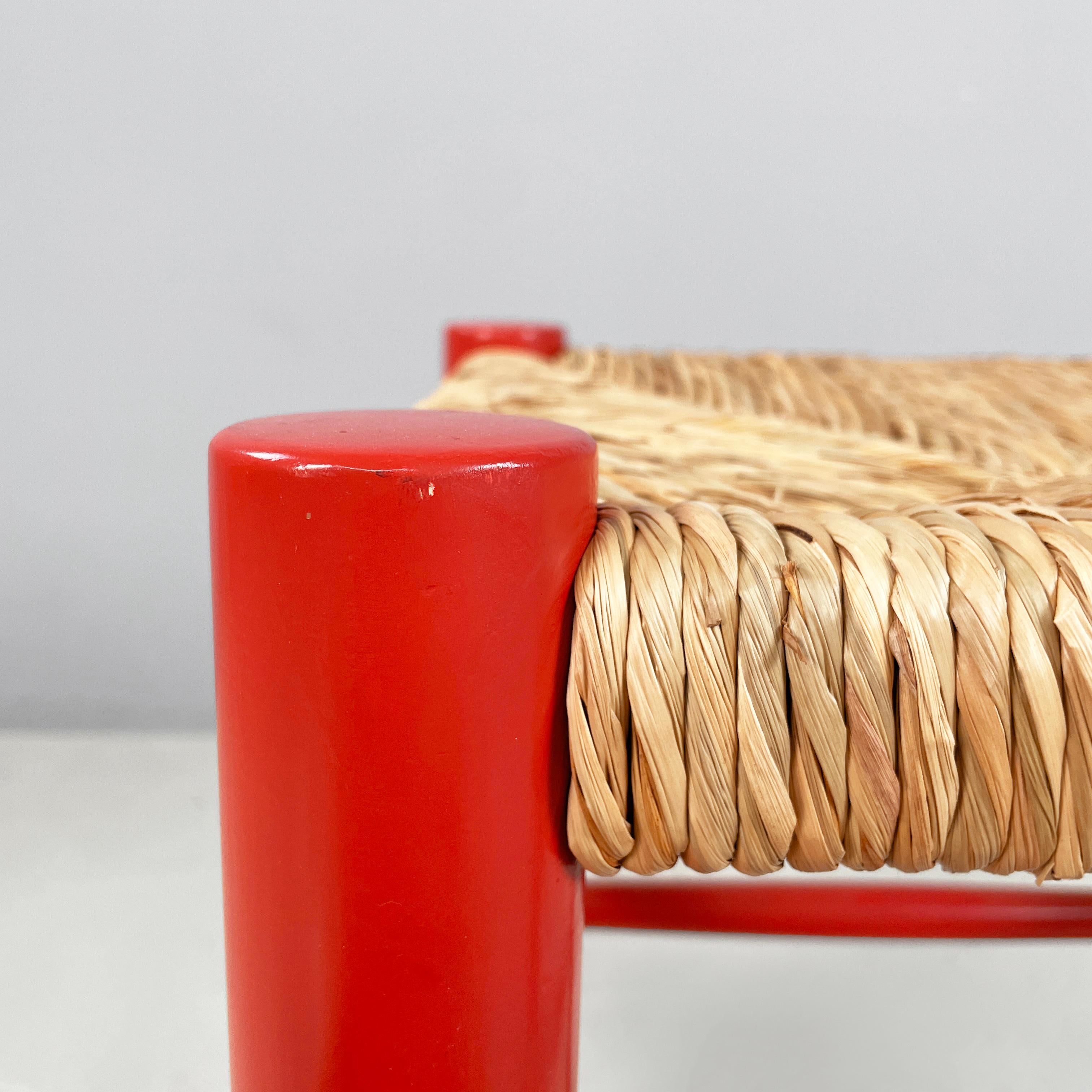 Italienischer Hocker aus der Mitte des Jahrhunderts aus rotem Holz und Stroh, 1970er Jahre im Angebot 1