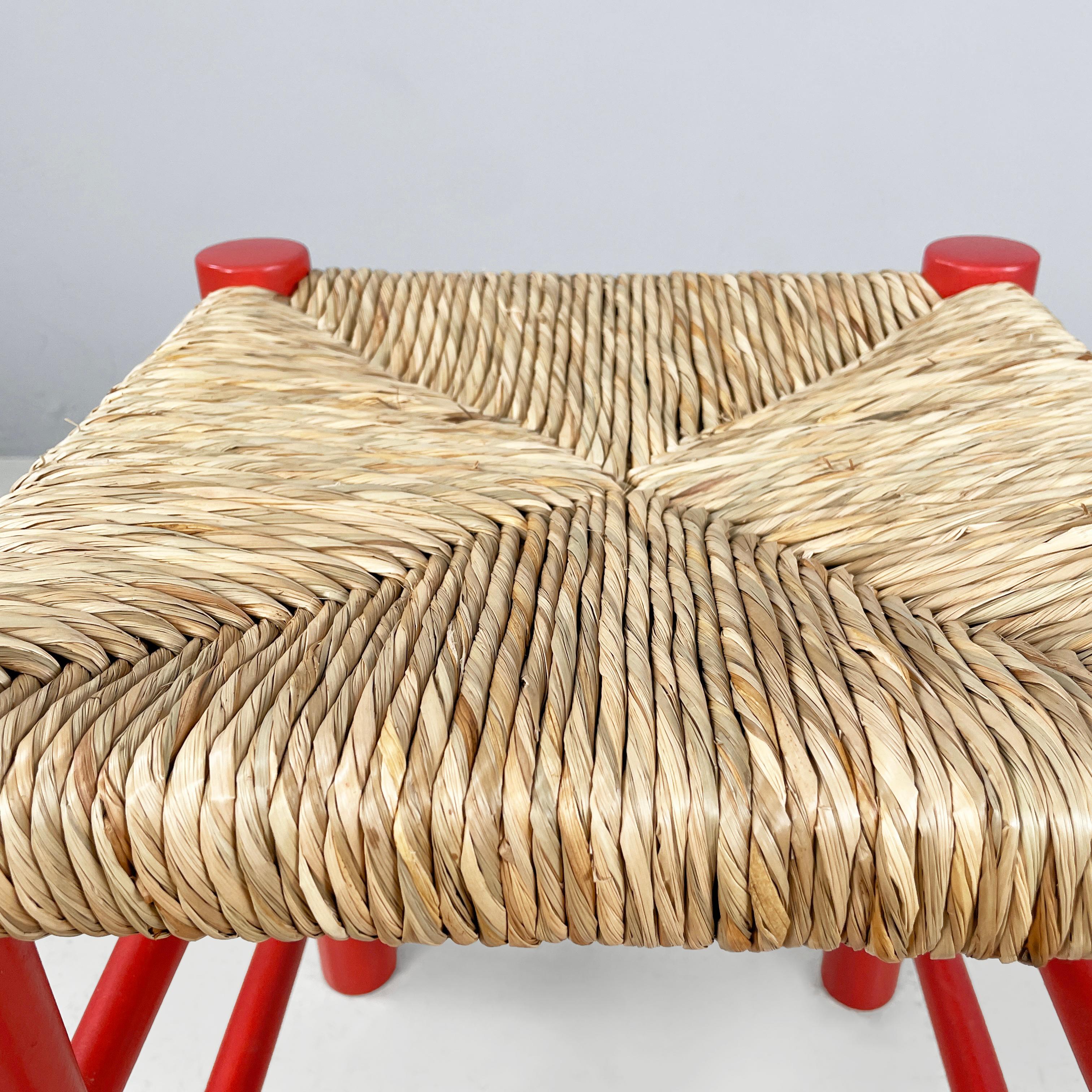 Italienischer Hocker aus der Mitte des Jahrhunderts aus rotem Holz und Stroh, 1970er Jahre im Angebot 3