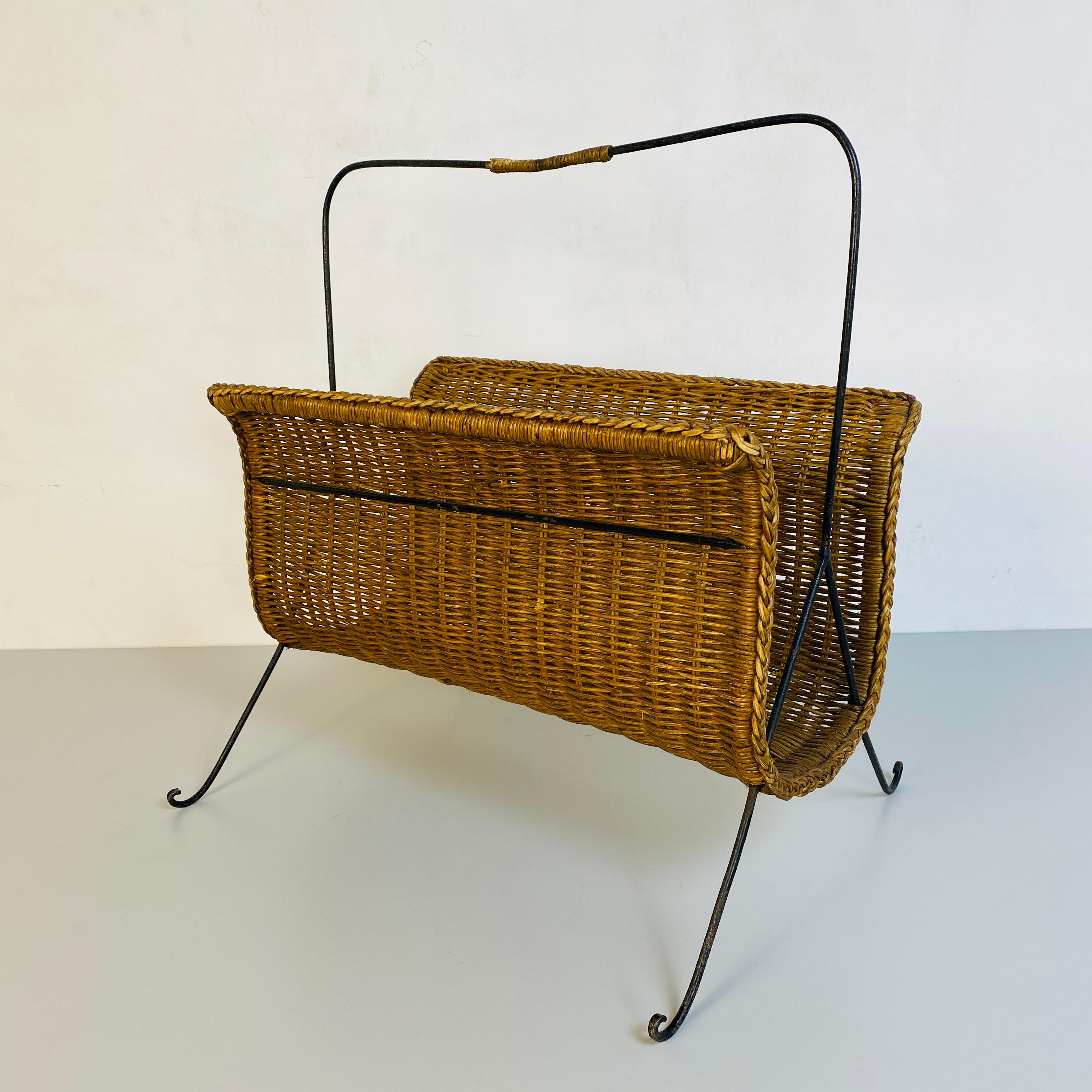 Italian Mid-Century Modern straw magazine rack with metal structure, 1970s
Magazine rack with wrought iron and straw structure.
Perfect for indoor and outdoor
Good condition, defects in some places.

The measures are in cm 52 x 30 x 55H.

If you are