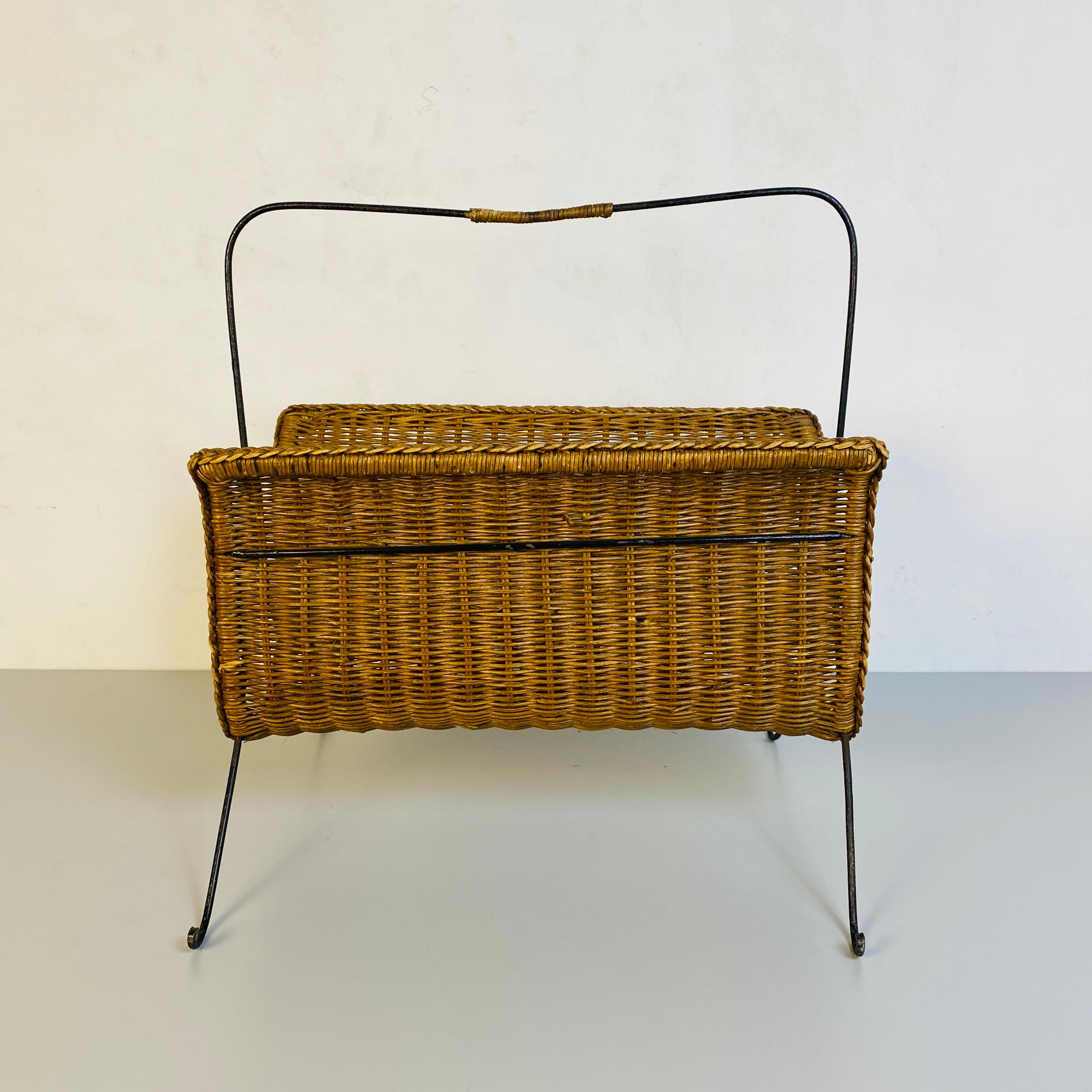 Italian Mid-Century Modern Straw Magazine Rack with Metal Structure, 1970s In Good Condition For Sale In MIlano, IT