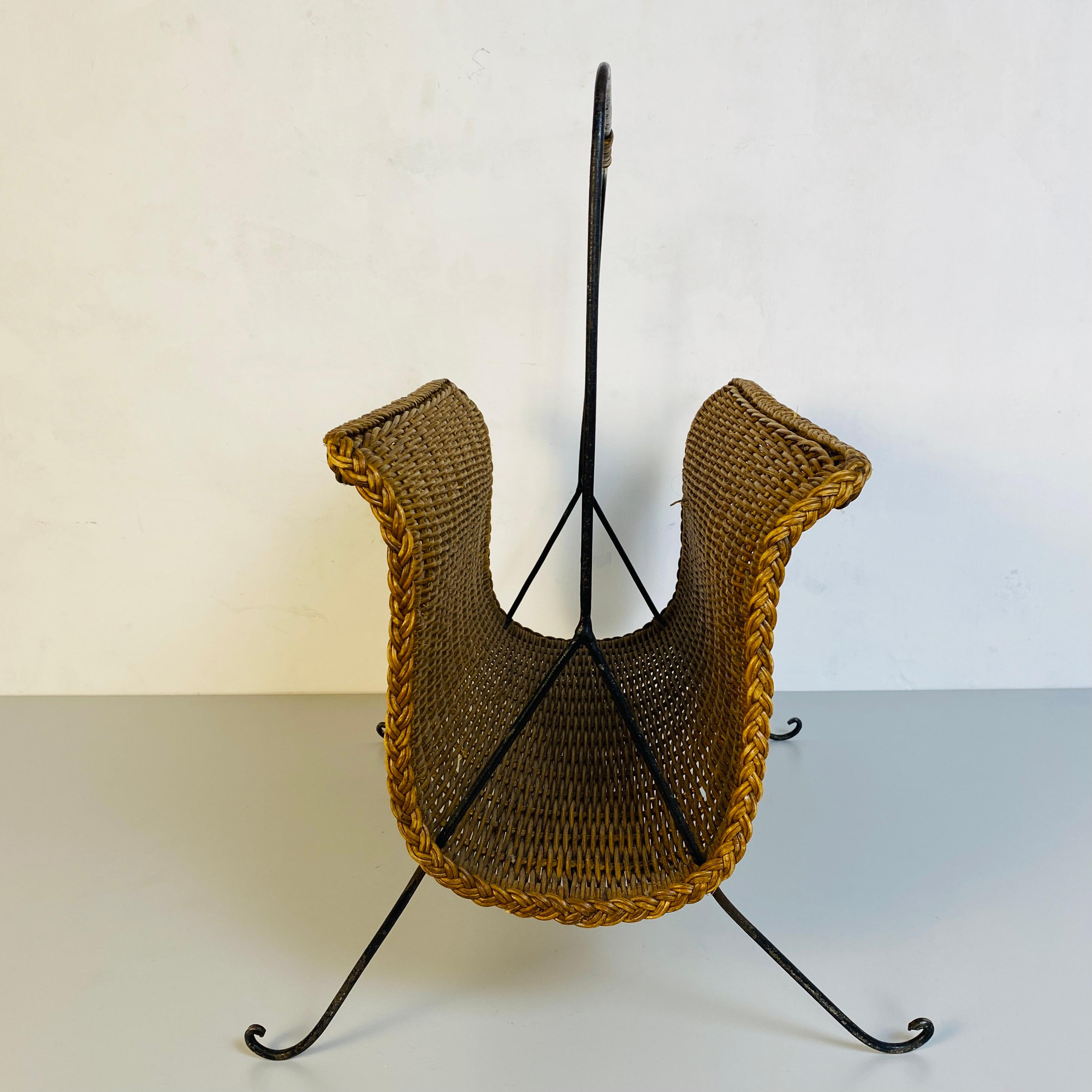 Late 20th Century Italian Mid-Century Modern Straw Magazine Rack with Metal Structure, 1970s For Sale