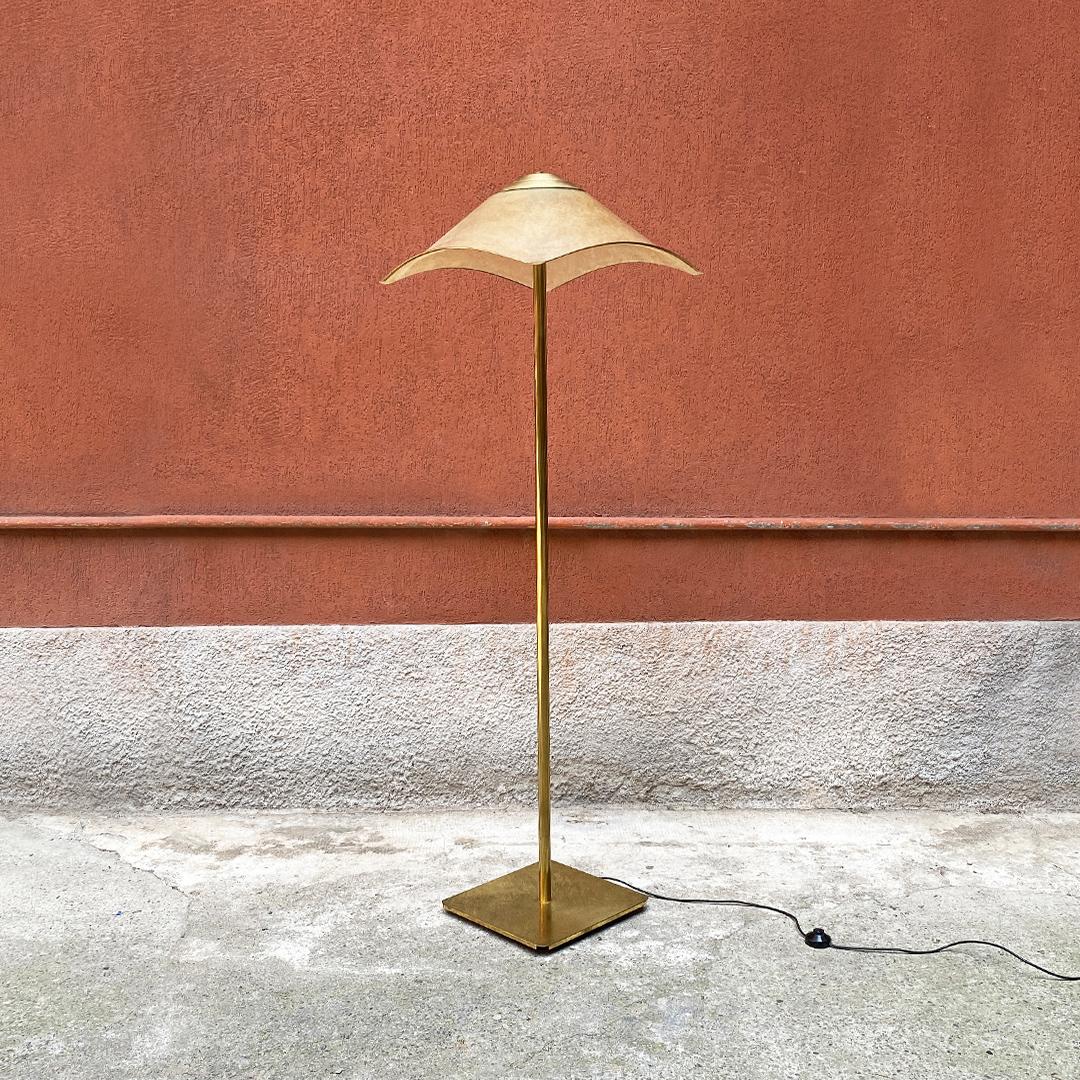 Italian Mid-Century Modern style brass and plexiglass floor lamp, 1980s
Floor lamp with square base and brass stem, with pyramidal diffuser in opaque plexiglass with brass edge.
Present two E27 attacks.
1980s.
Good general condition, but with