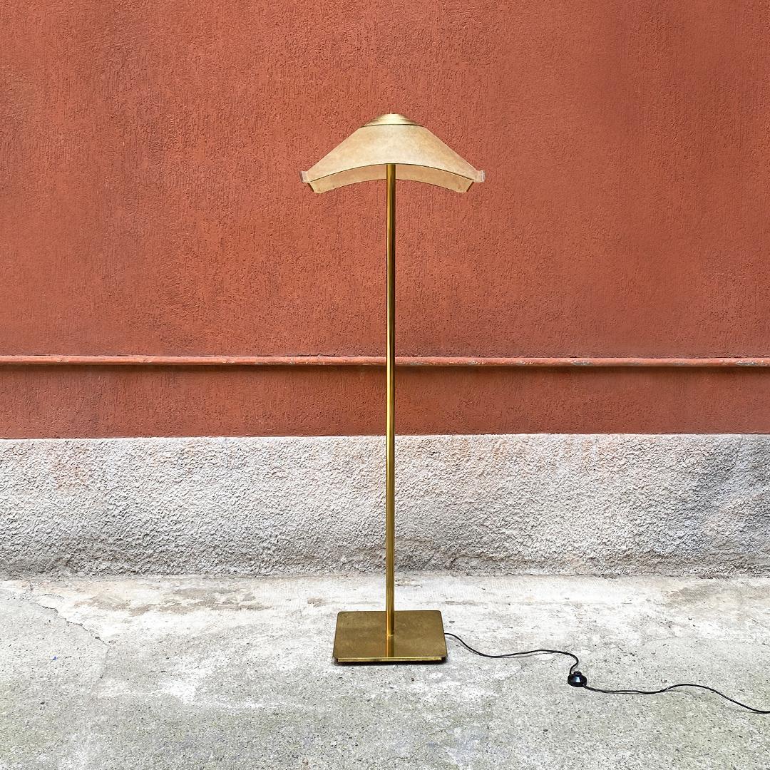 Italian Mid-Century Modern Style Brass and Plexiglass Floor Lamp, 1980s In Good Condition In MIlano, IT