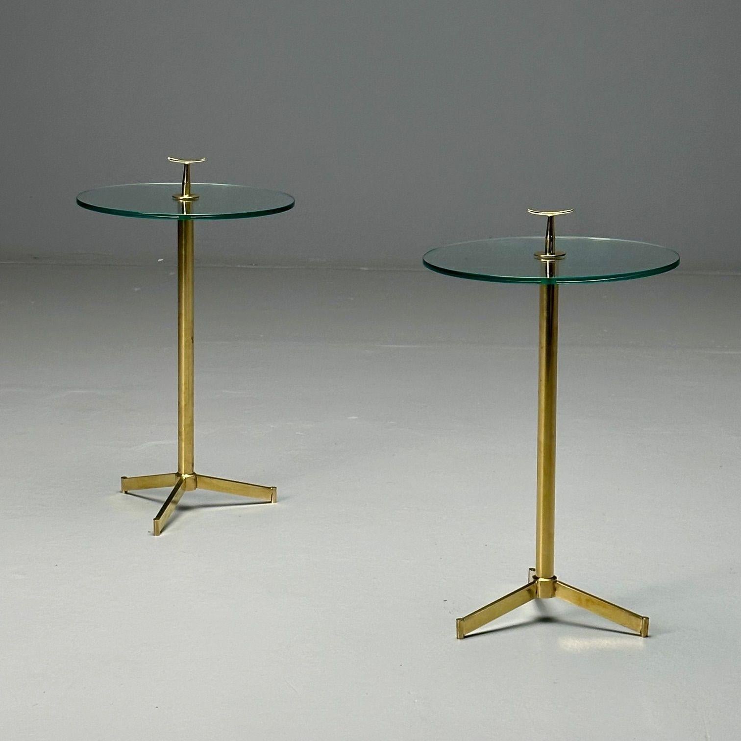 Tables d'appoint ou de chevet Martini, style moderne italien du milieu du siècle, laiton, verre

Paire de tables d'appoint modernes de l'Italie du XXIe siècle mariant admirablement fonctionnalité et élégance. Les épais plateaux en verre biseauté
