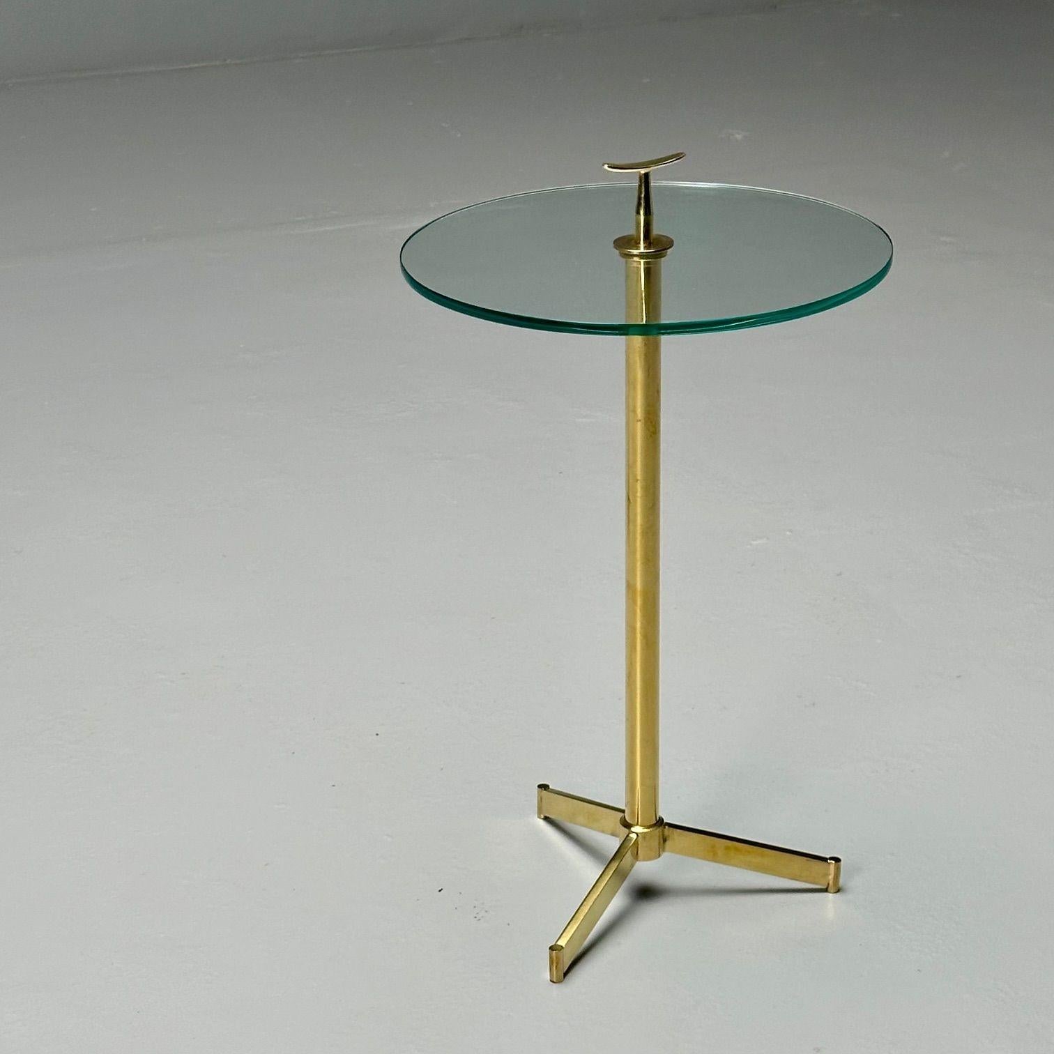 Italienische Martini-Beistelltische im modernen Stil der Mitte des Jahrhunderts, Messing, Glas, 21. Jahrhunderts. im Zustand „Gut“ im Angebot in Manhasset, NY