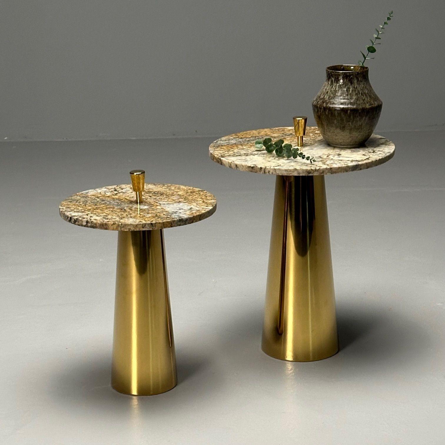 Tavolini da salotto o da bibita in stile italiano Mid-Century Modern, contemporaneo, ottone

Set di due moderni tavolini per bevande o martini. Ogni esemplare ha una base in ottone che si assottiglia verso l'alto e che sostiene un piano circolare in