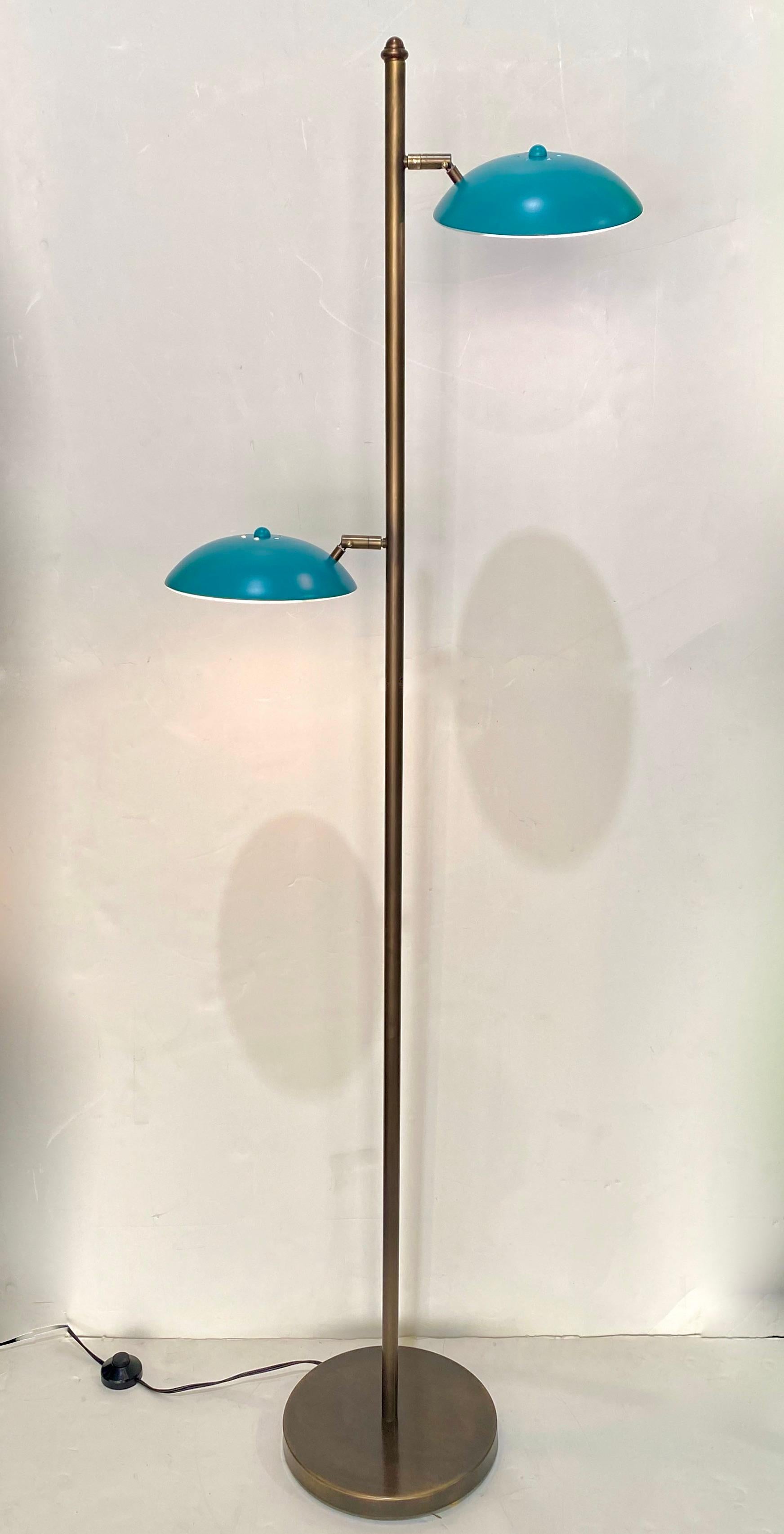 Verstellbare italienische Stehlampe aus Bronze im modernen italienischen Mid-Century-Stil in Meeresblau lackiert (Italienisch) im Angebot