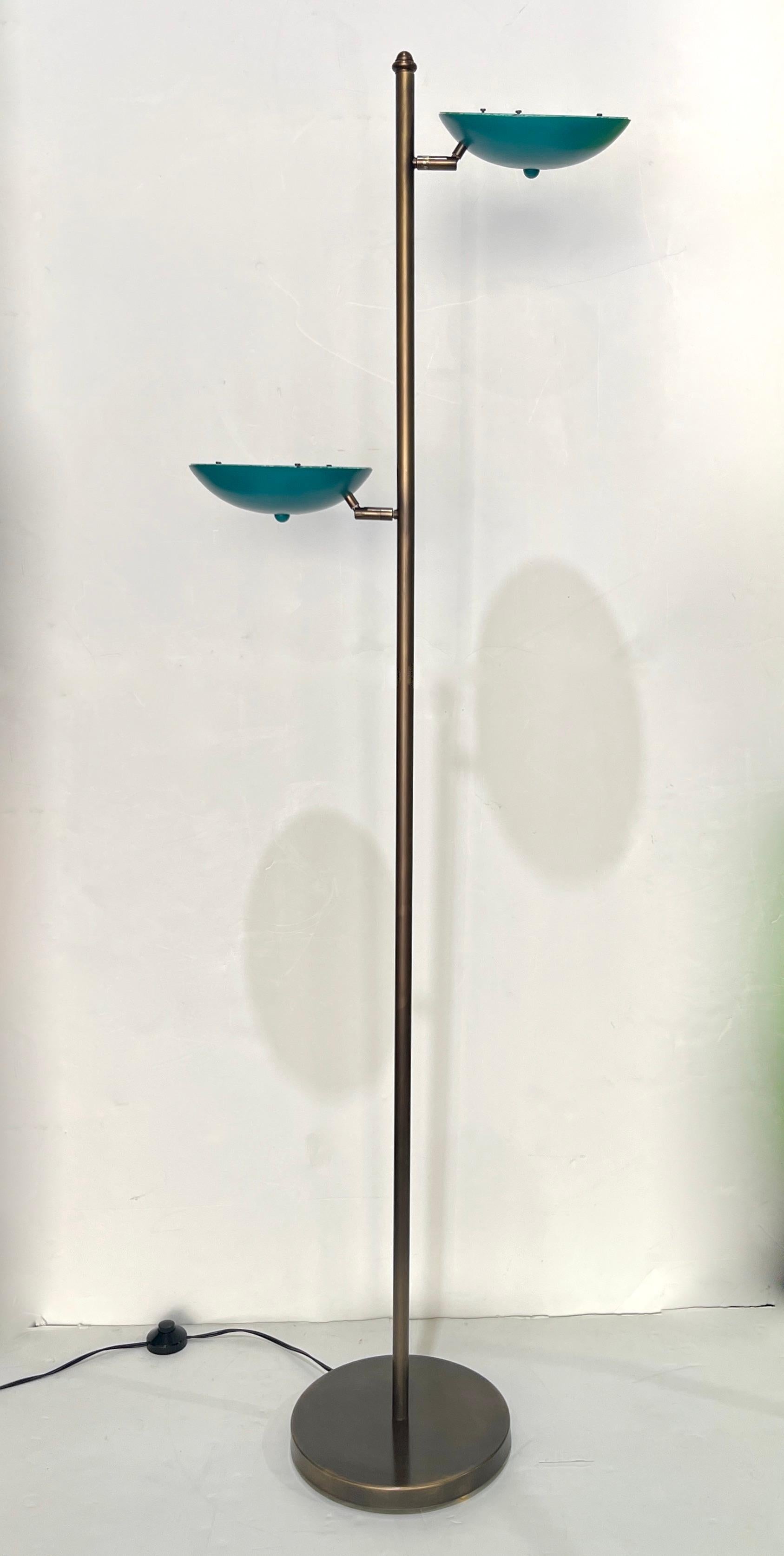 Verstellbare italienische Stehlampe aus Bronze im modernen italienischen Mid-Century-Stil in Meeresblau lackiert (Handgefertigt) im Angebot