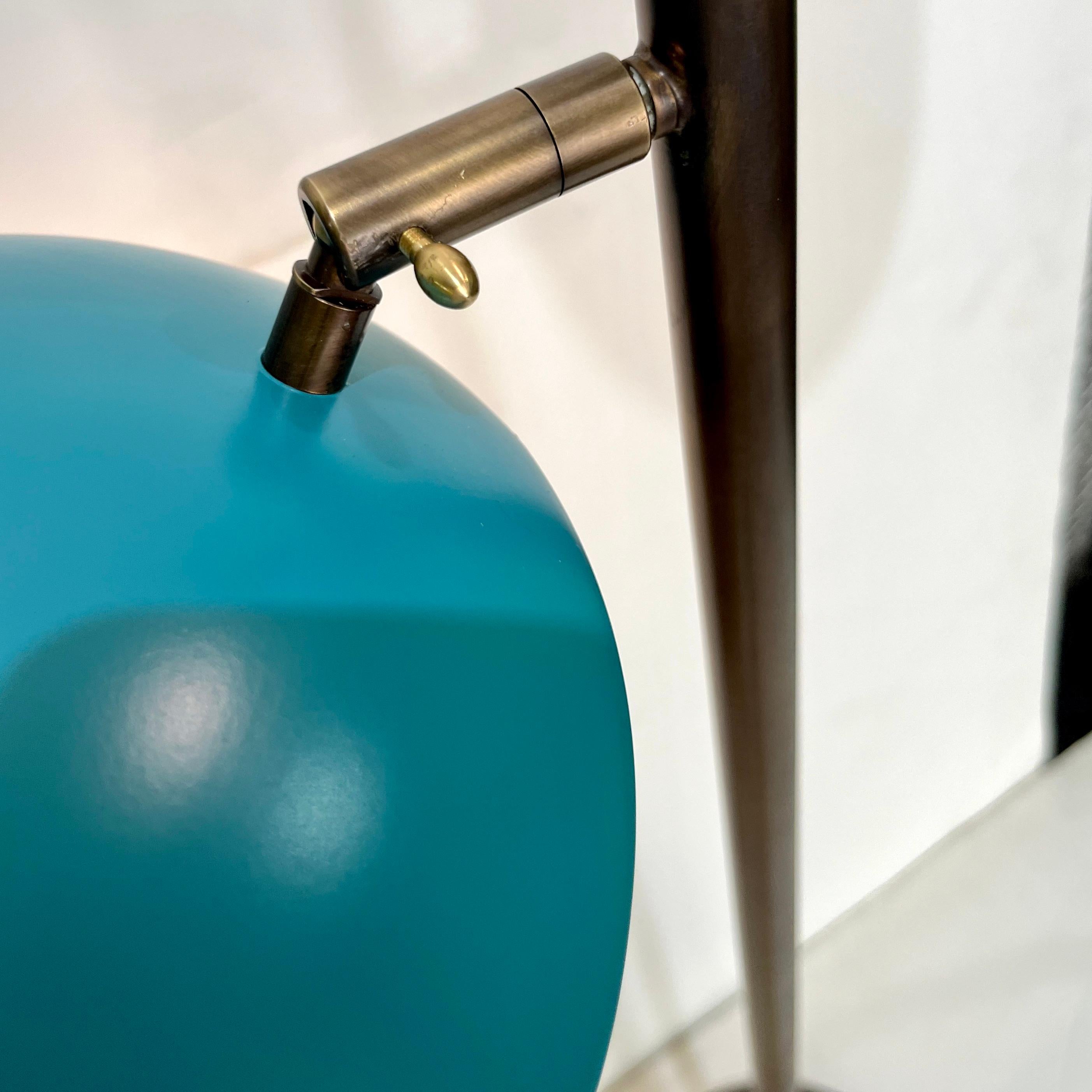 Verstellbare italienische Stehlampe aus Bronze im modernen italienischen Mid-Century-Stil in Meeresblau lackiert (Lack) im Angebot