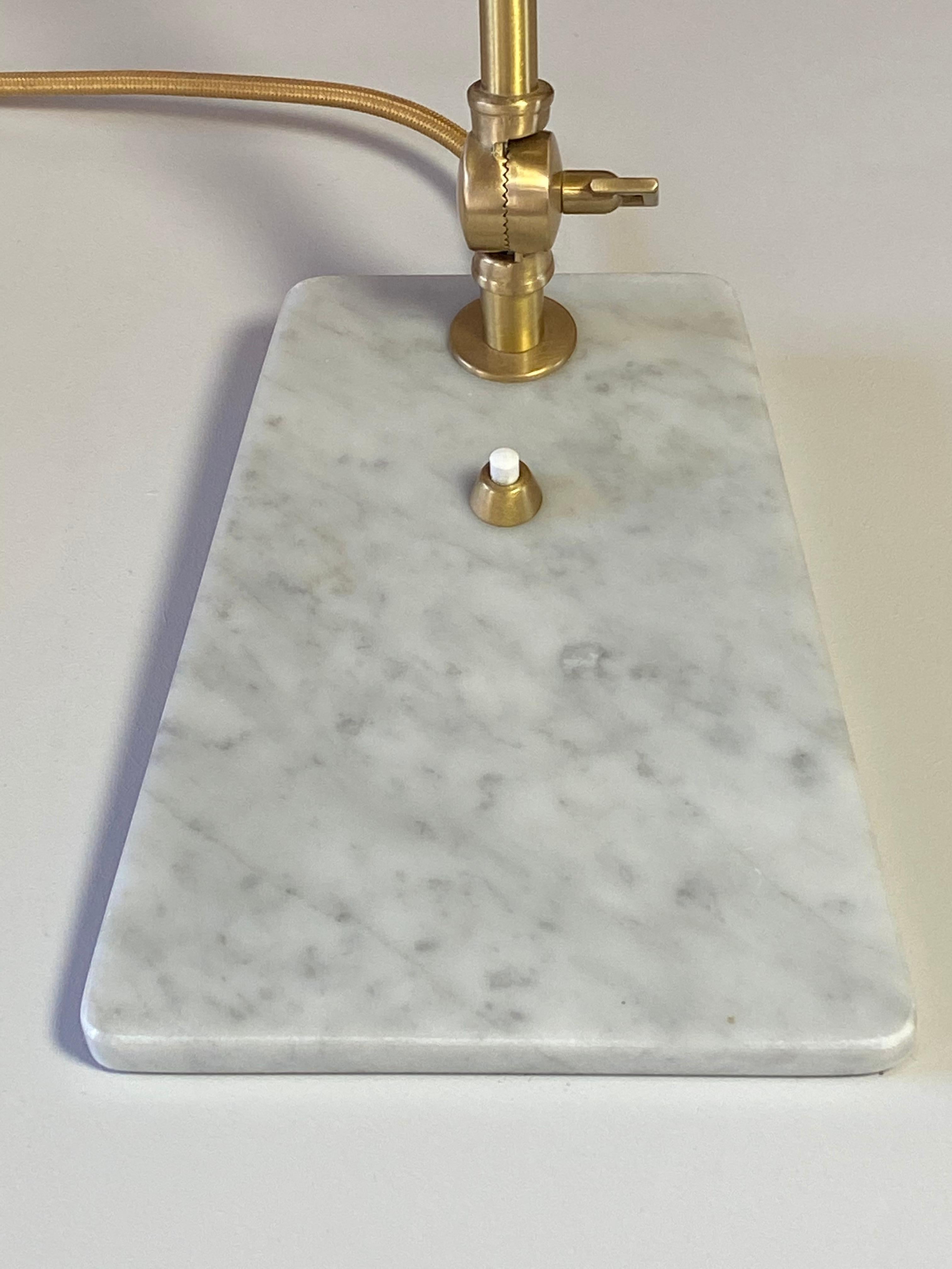 Italian Mid-Century Modern Style White Marble Brass Flamingo Desk Table Lamp In New Condition In New York, NY