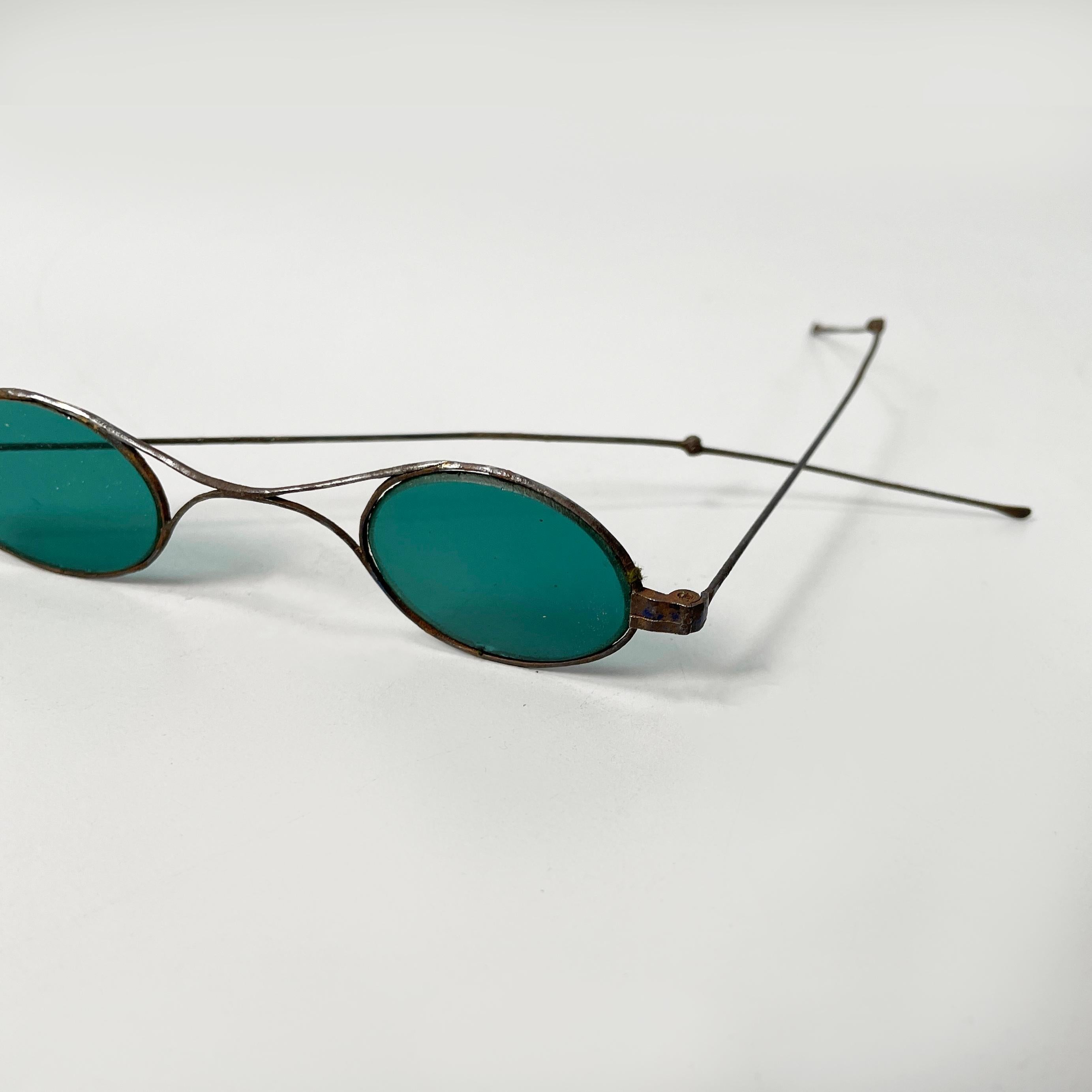 Italienische Sonnenbrille der Jahrhundertmitte aus grünem Glas und Metall, Mitte 1900 im Angebot 5