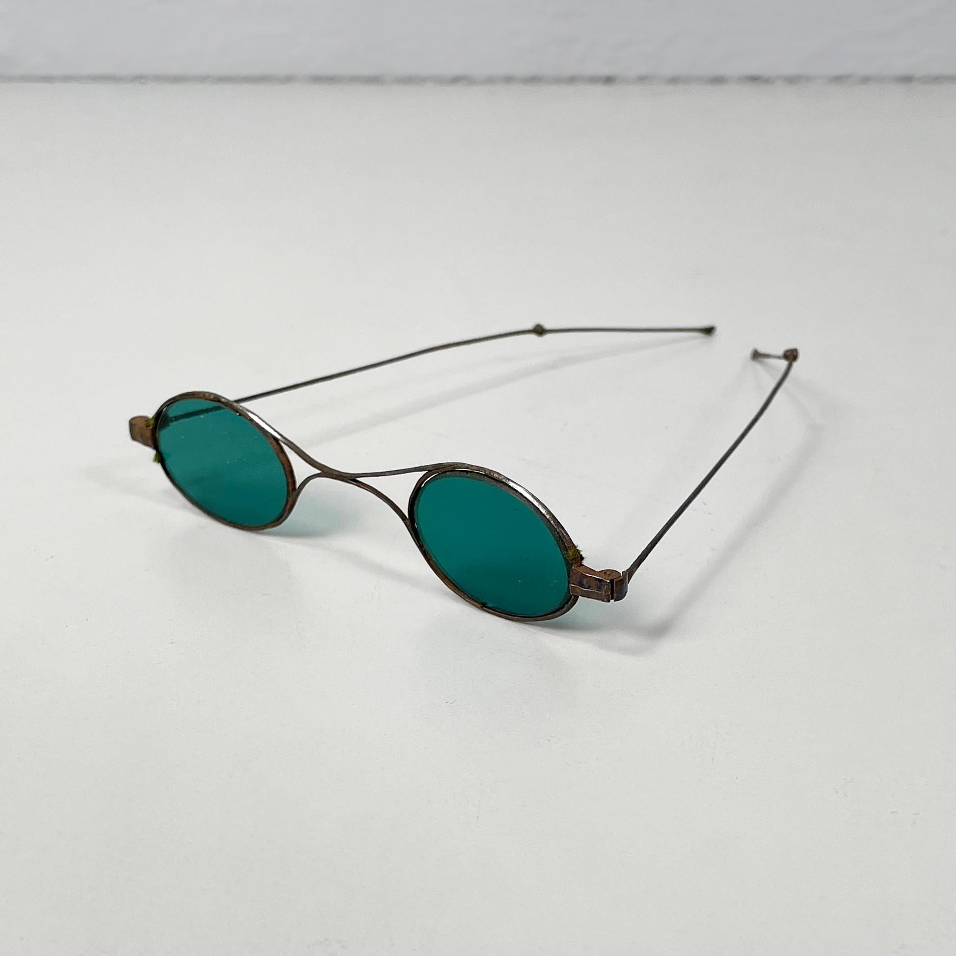Italienische Sonnenbrille der Jahrhundertmitte aus grünem Glas und Metall, Mitte 1900
Vintage und fantastische Sonnenbrille mit grün gefärbten Gläsern und Metallprofil. Die dünnen Metallstangen haben in der Mitte einen Stift, mit dem sich die