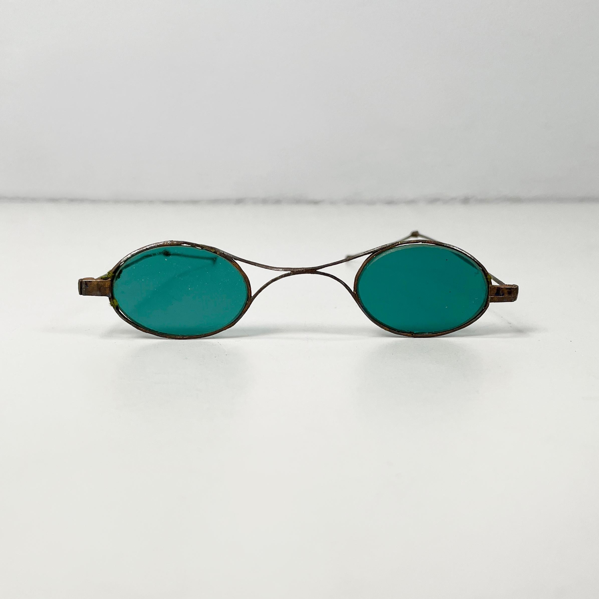 Italienische Sonnenbrille der Jahrhundertmitte aus grünem Glas und Metall, Mitte 1900 (Moderne der Mitte des Jahrhunderts) im Angebot