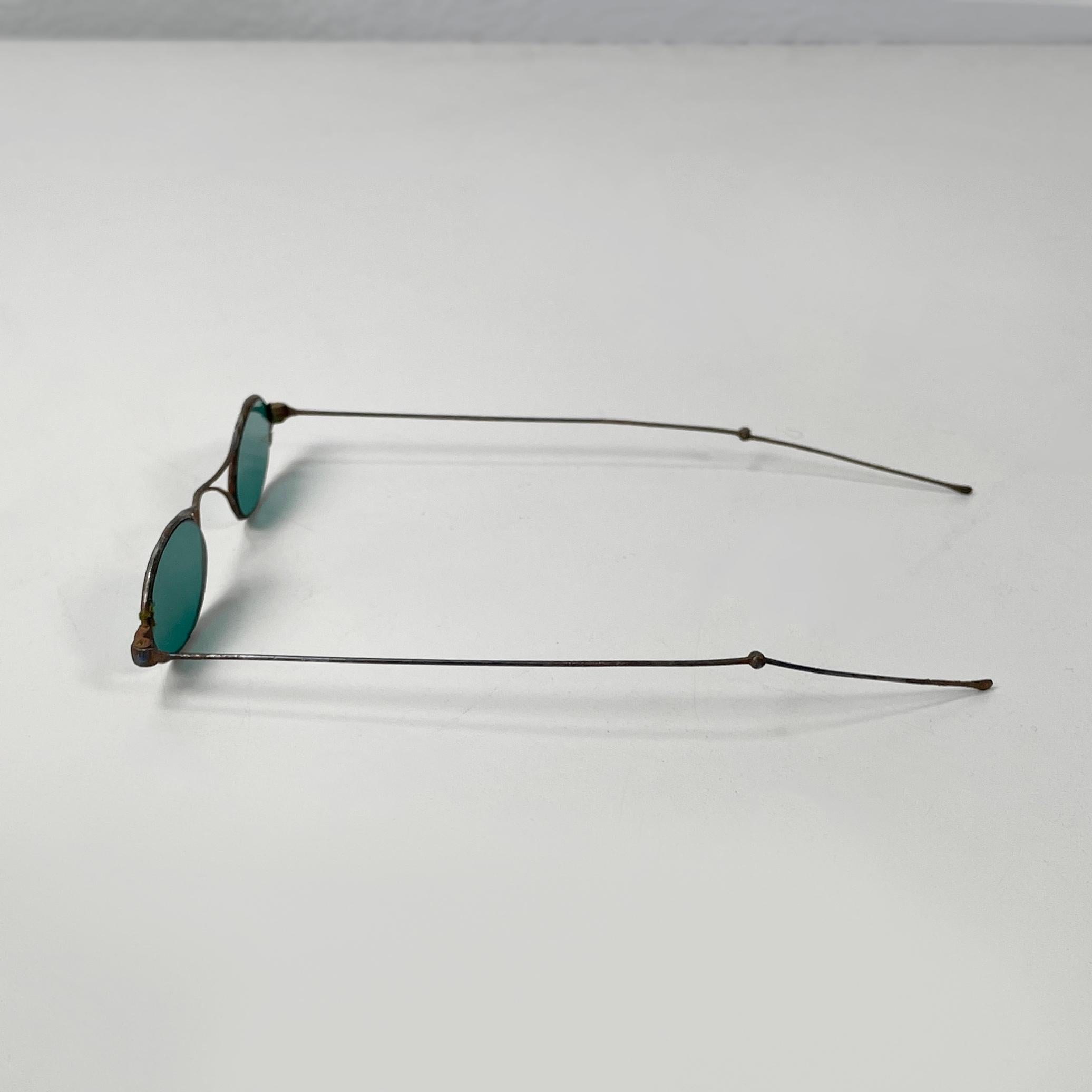Italienische Sonnenbrille der Jahrhundertmitte aus grünem Glas und Metall, Mitte 1900 im Zustand „Relativ gut“ im Angebot in MIlano, IT
