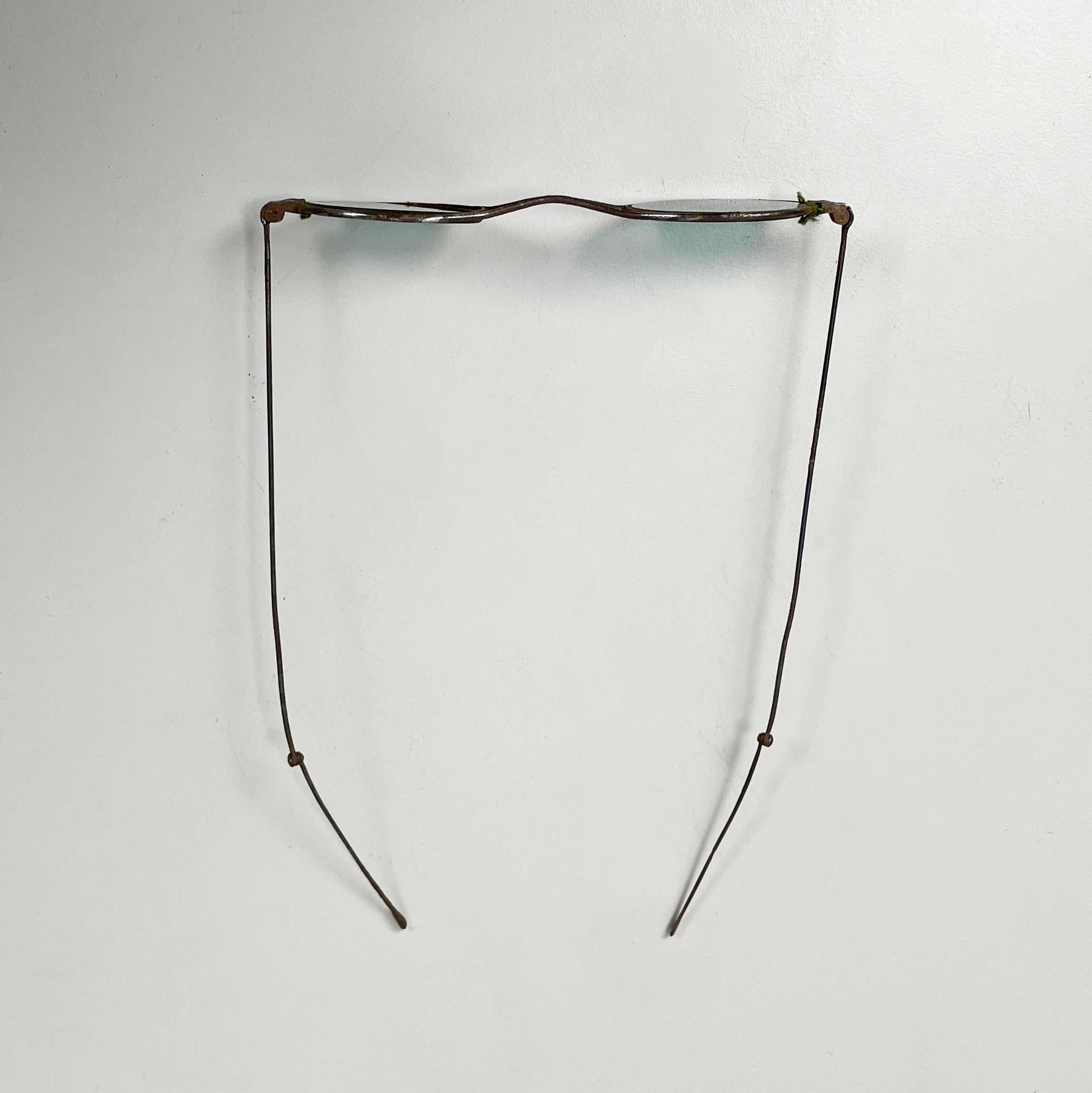 Italienische Sonnenbrille der Jahrhundertmitte aus grünem Glas und Metall, Mitte 1900 (20. Jahrhundert) im Angebot