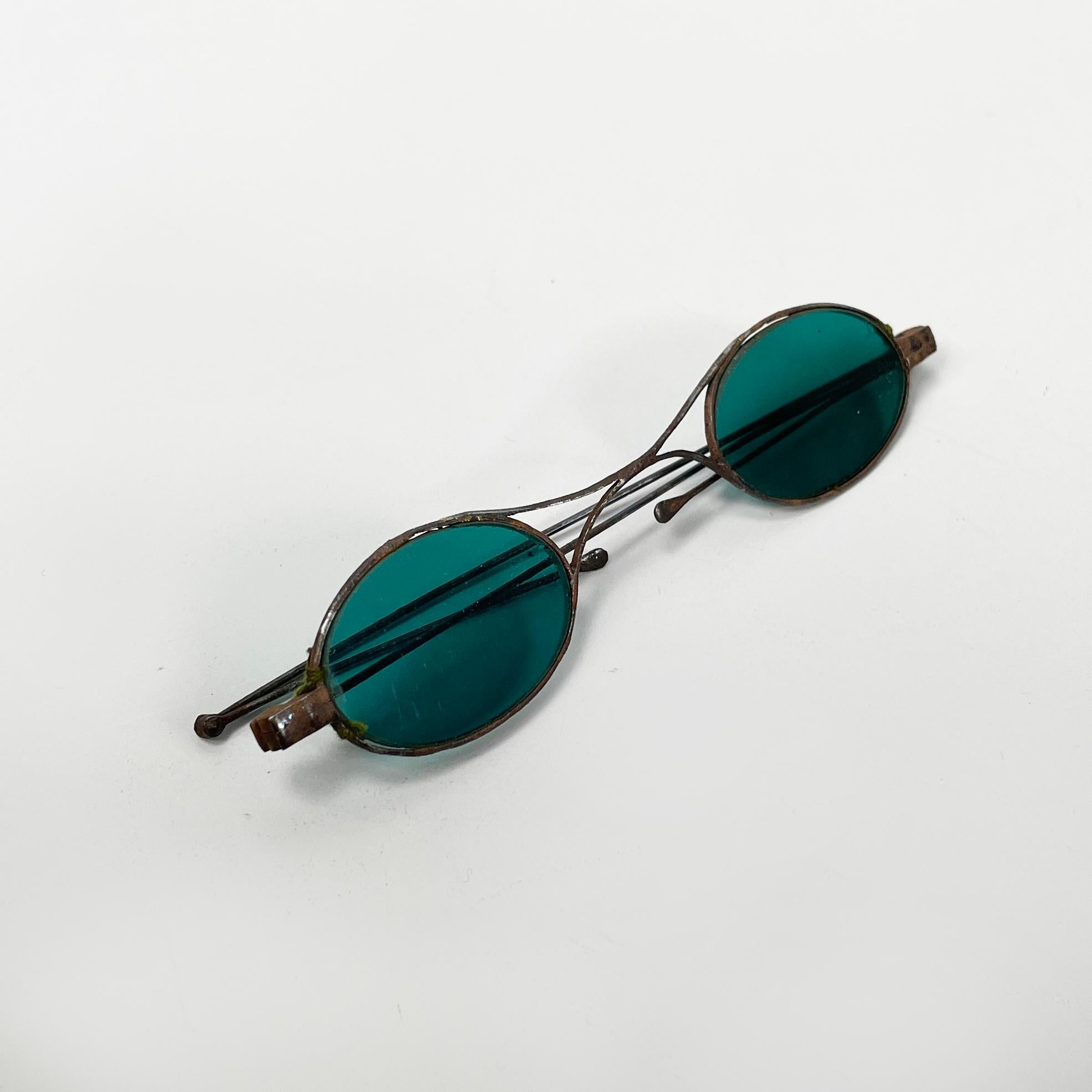 Italienische Sonnenbrille der Jahrhundertmitte aus grünem Glas und Metall, Mitte 1900 im Angebot 1