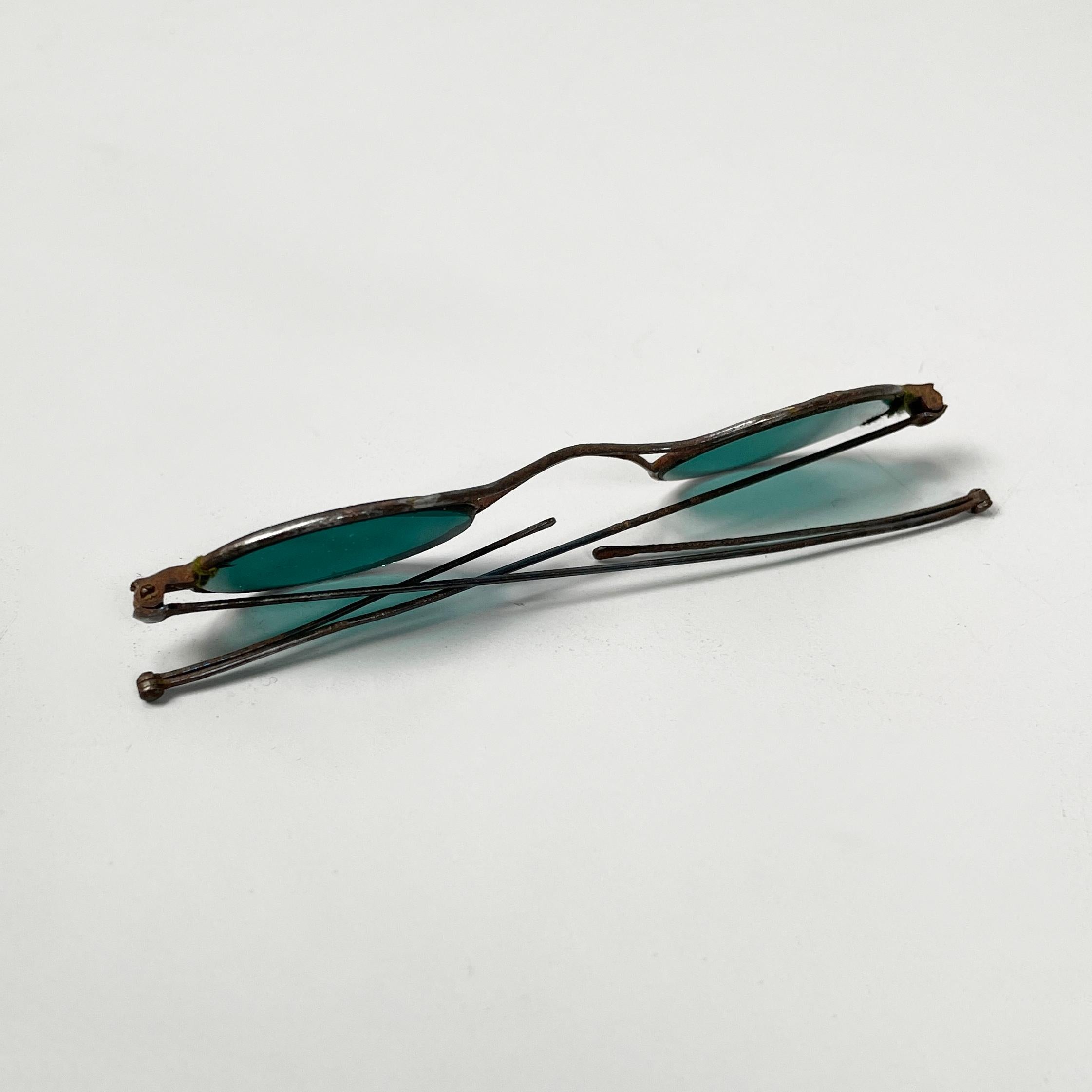 Italienische Sonnenbrille der Jahrhundertmitte aus grünem Glas und Metall, Mitte 1900 im Angebot 2
