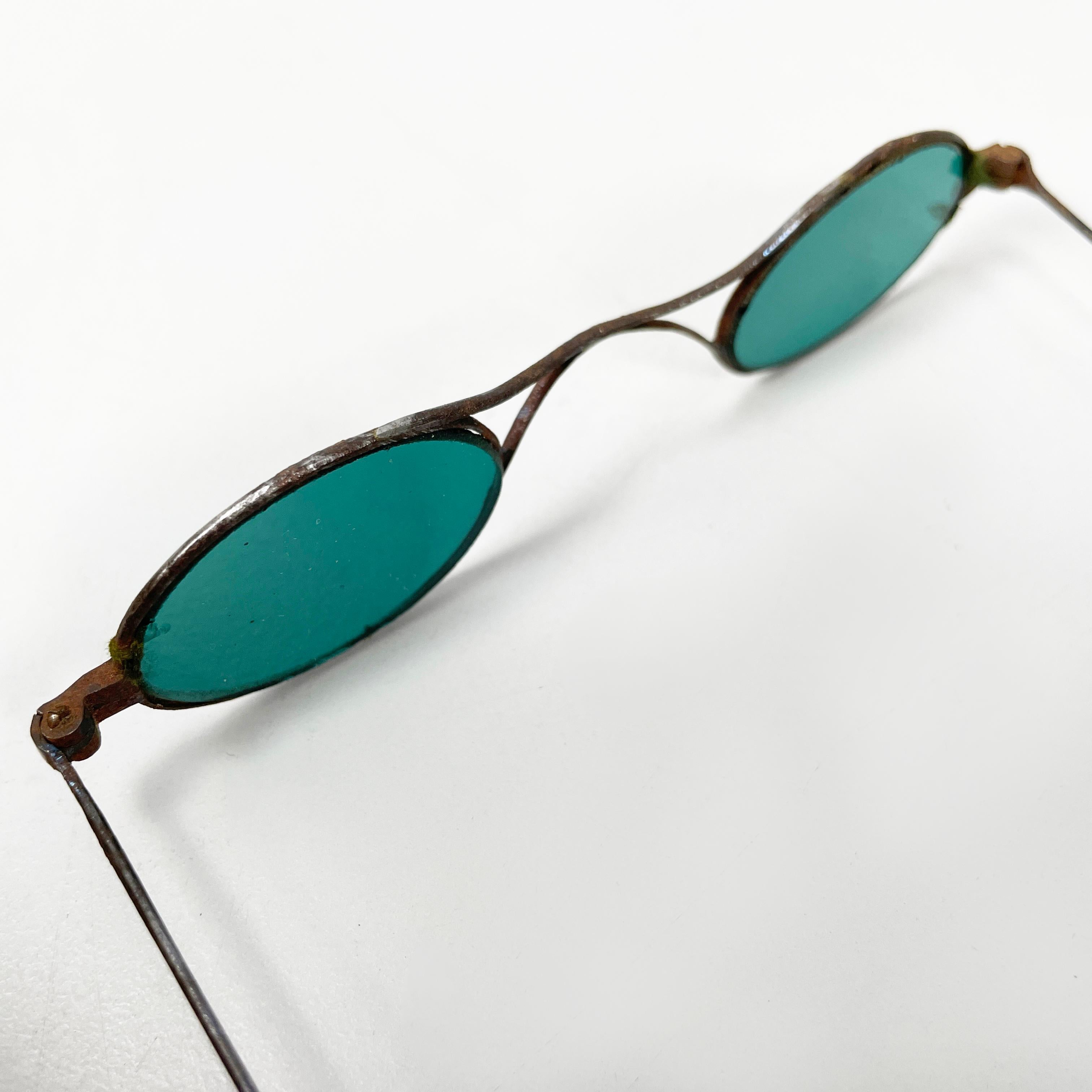 Italienische Sonnenbrille der Jahrhundertmitte aus grünem Glas und Metall, Mitte 1900 im Angebot 4