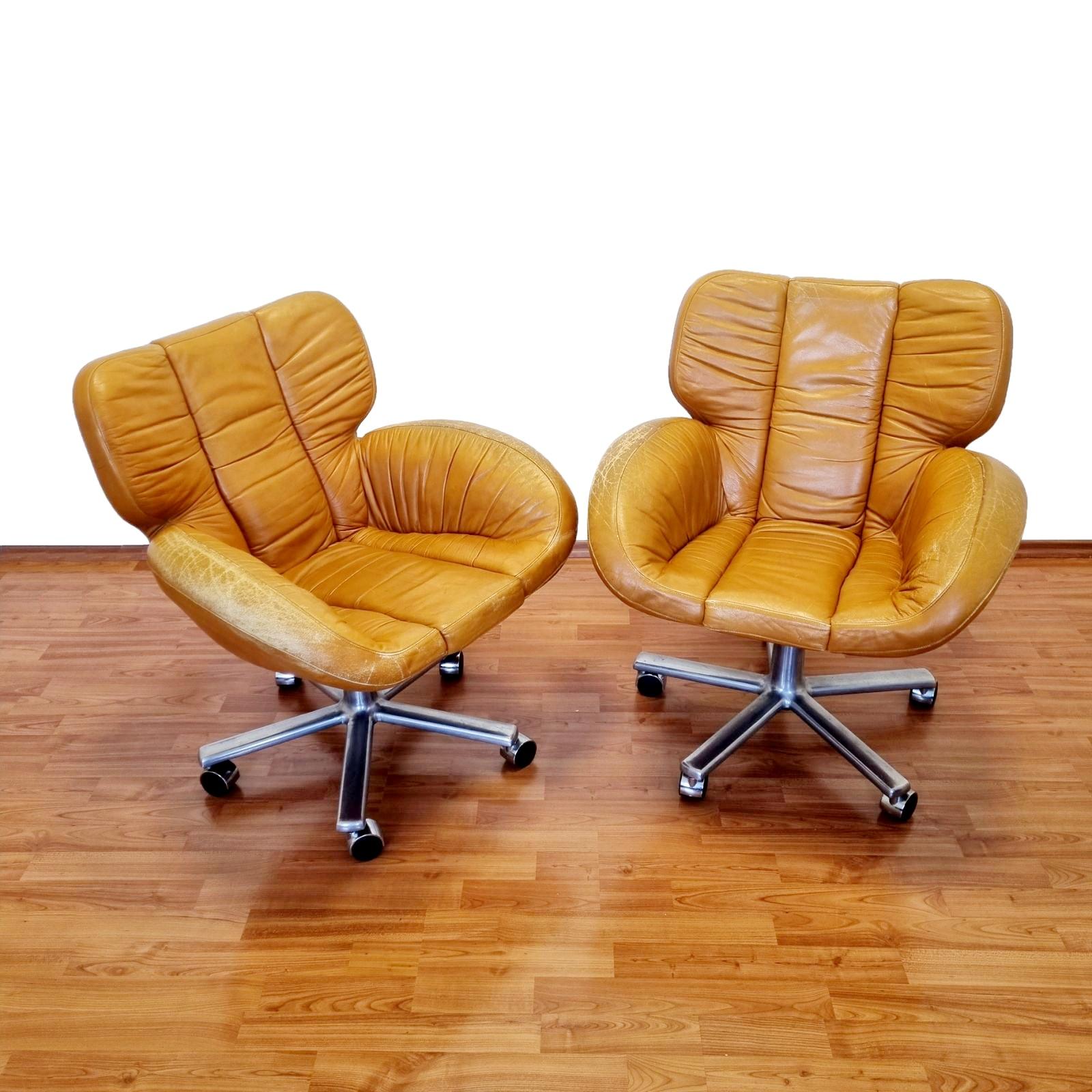 This pair of leather office armchairs were made Italy in the 70s.
Also can be used as a lounge armchairs.
Both in very good condition with well preserved original leather upholsting. They show signs of use and age, all visible on the