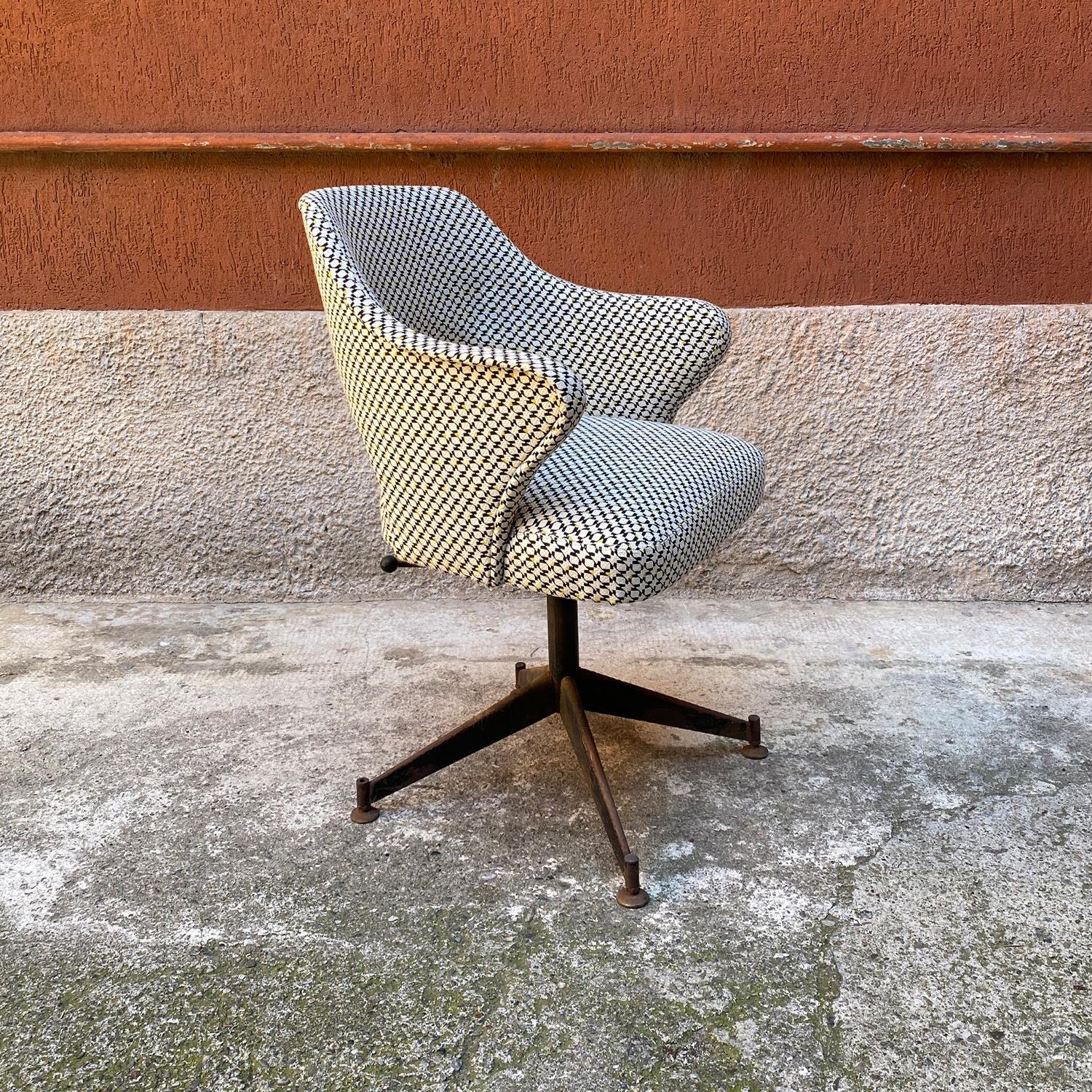 Italian Mid-Century Modern swivel pied de poule armchair, 1960s
Swivel pied de poule armchair with armrests and central leg in metal with four spokes, not yet repainted.

Excellent condition, with new padding and fabric.

Measurements 60 x 58 x