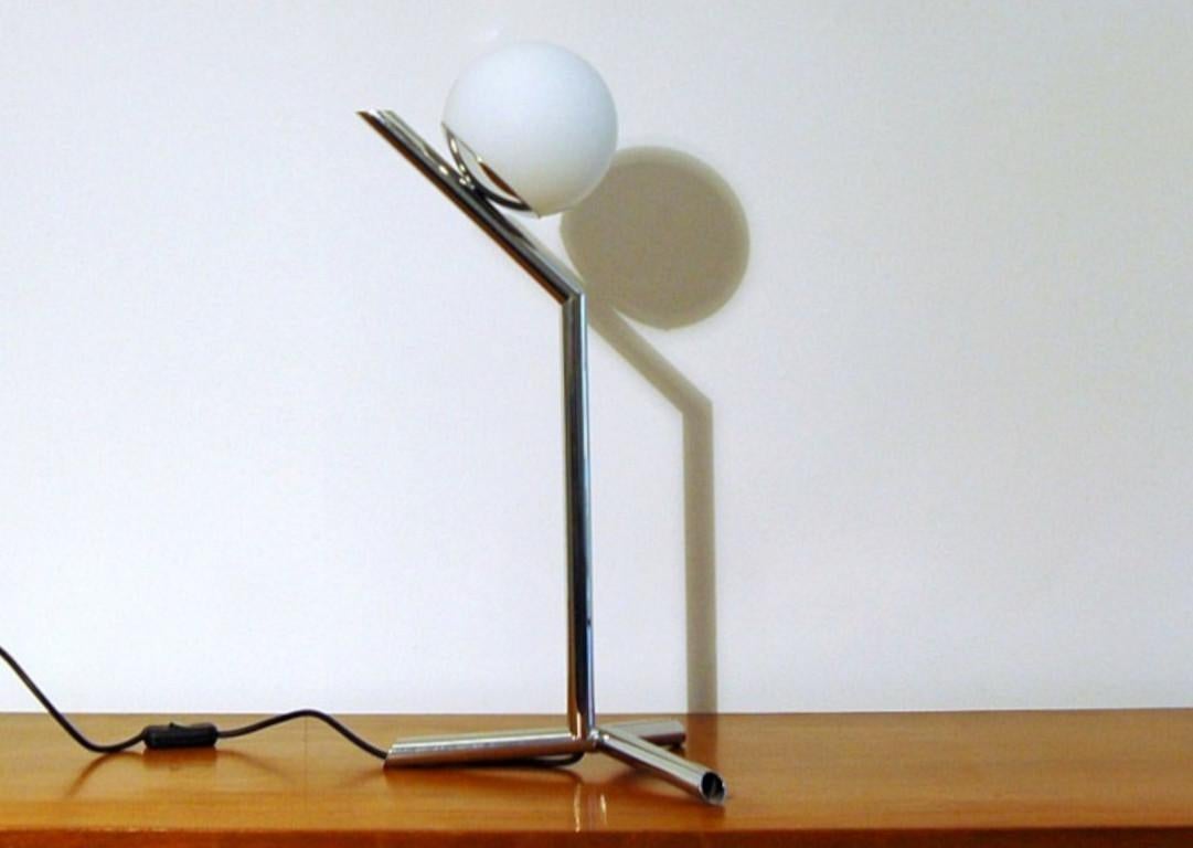 Lámpara de sobremesa italiana de estilo de mediados de siglo con globo de cristal blanco opalino esmerilado montado sobre un marco de latón macizo en acabado cromado / Made in Italy
Altura: 22,5 pulgadas / diámetro: 14 pulgadas
1 luz / tipo E12 o
