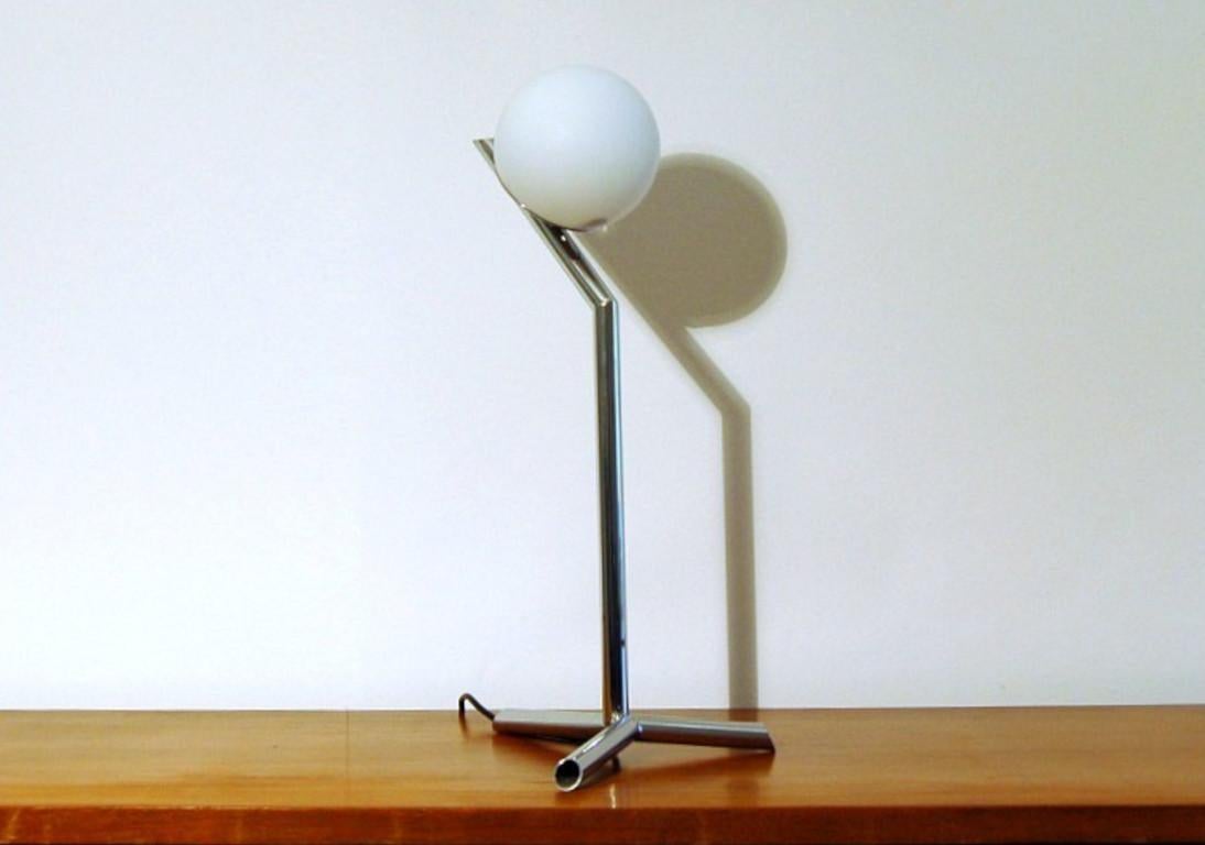 Lámpara de mesa moderna italiana de mediados de siglo by Fabio Ltd Moderno de mediados de siglo en venta