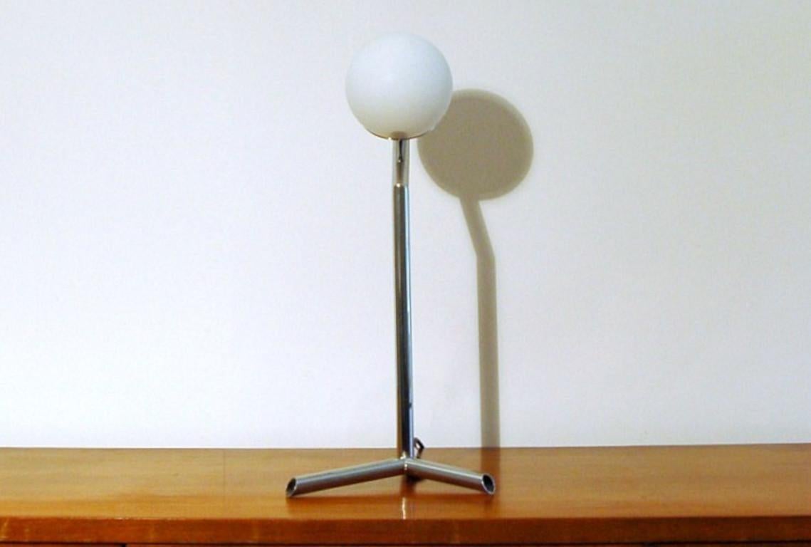 Lámpara de mesa moderna italiana de mediados de siglo by Fabio Ltd Italiano en venta
