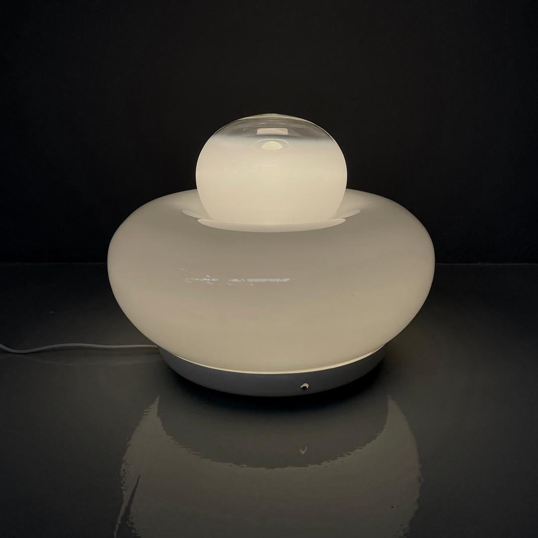 Italian mid-century modern table lamp Electra Giuliana Gramigna Artemide, 1968
Table lamp mod. Electra with a round base. The lamp is made of a large rounded white glass supported by a metal base and a smaller upper sphere, also in white glass. It