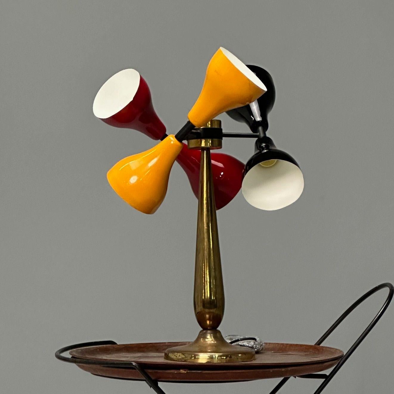 Grande lampe de table ou de bureau italienne moderne du milieu du siècle, abat-jour émaillé, laiton patiné, années 1960

Lampe de table ou de bureau moderniste conçue et produite en Italie dans la seconde moitié du XXe siècle. Cet exemple est